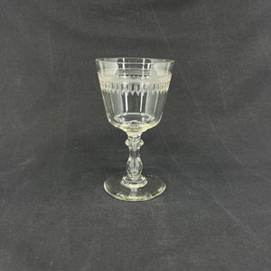 Mathilde white wine glass with guilloche edge