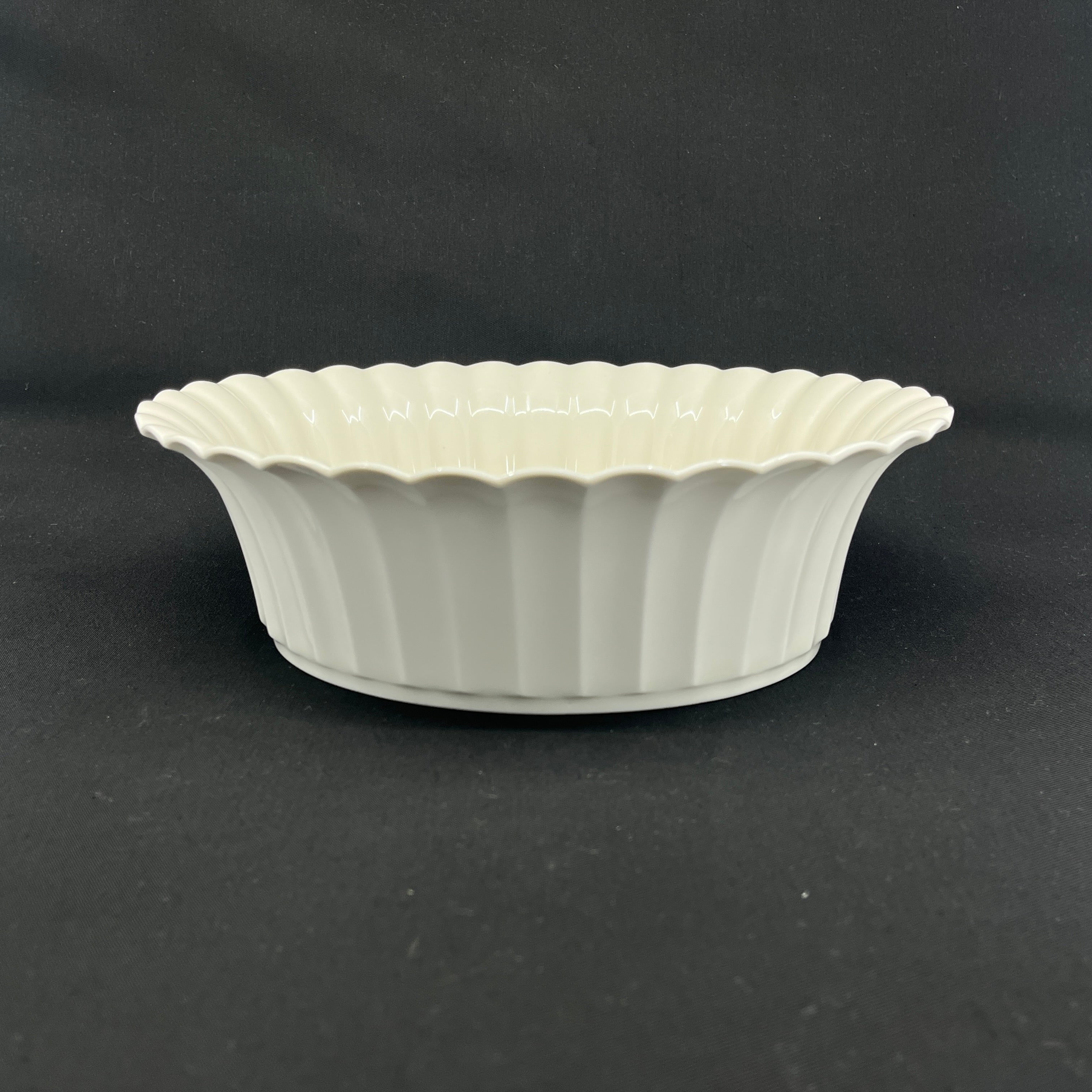 Hvid skål af Thorkild Olsen, No. 4007