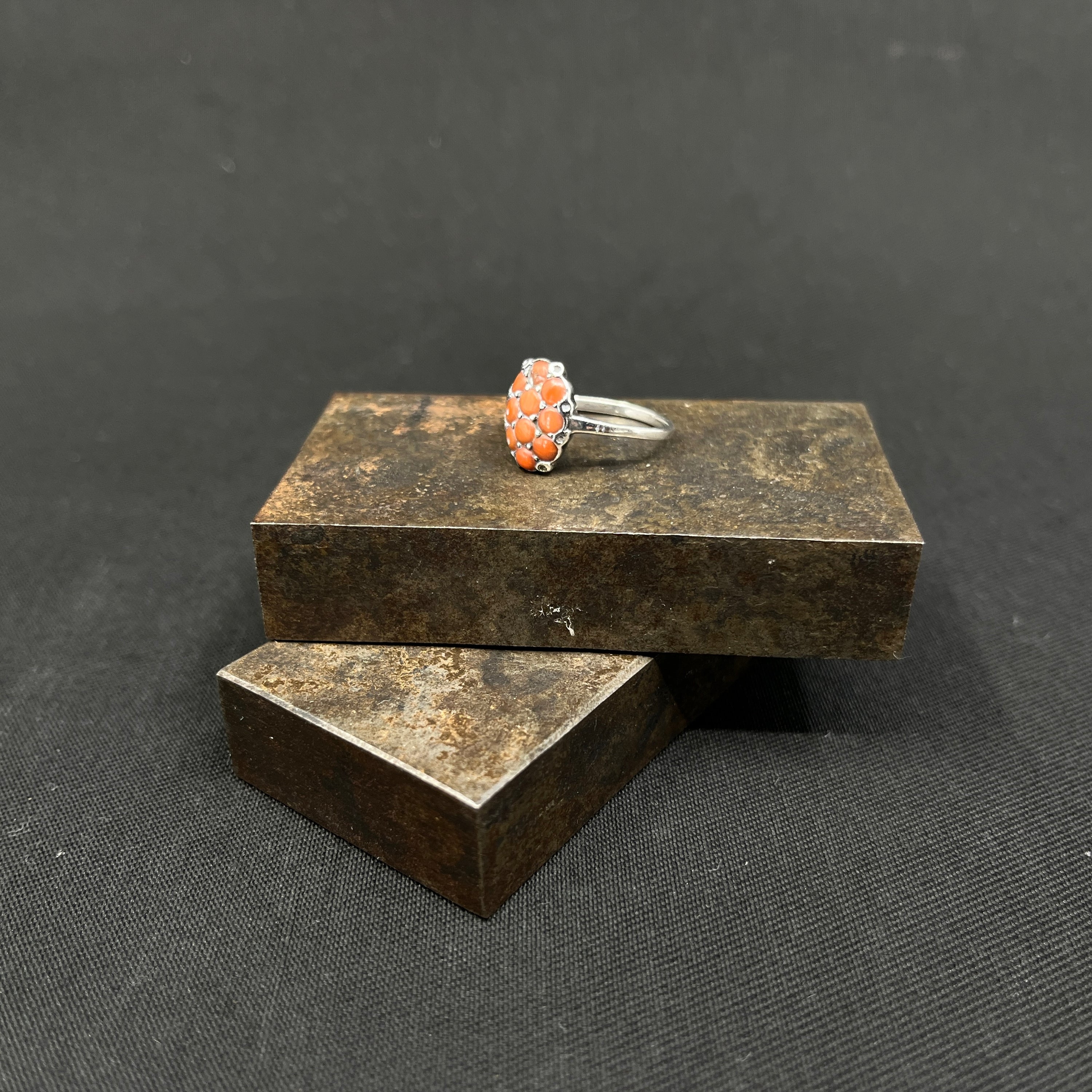 Ring med koral fra 1920'erne