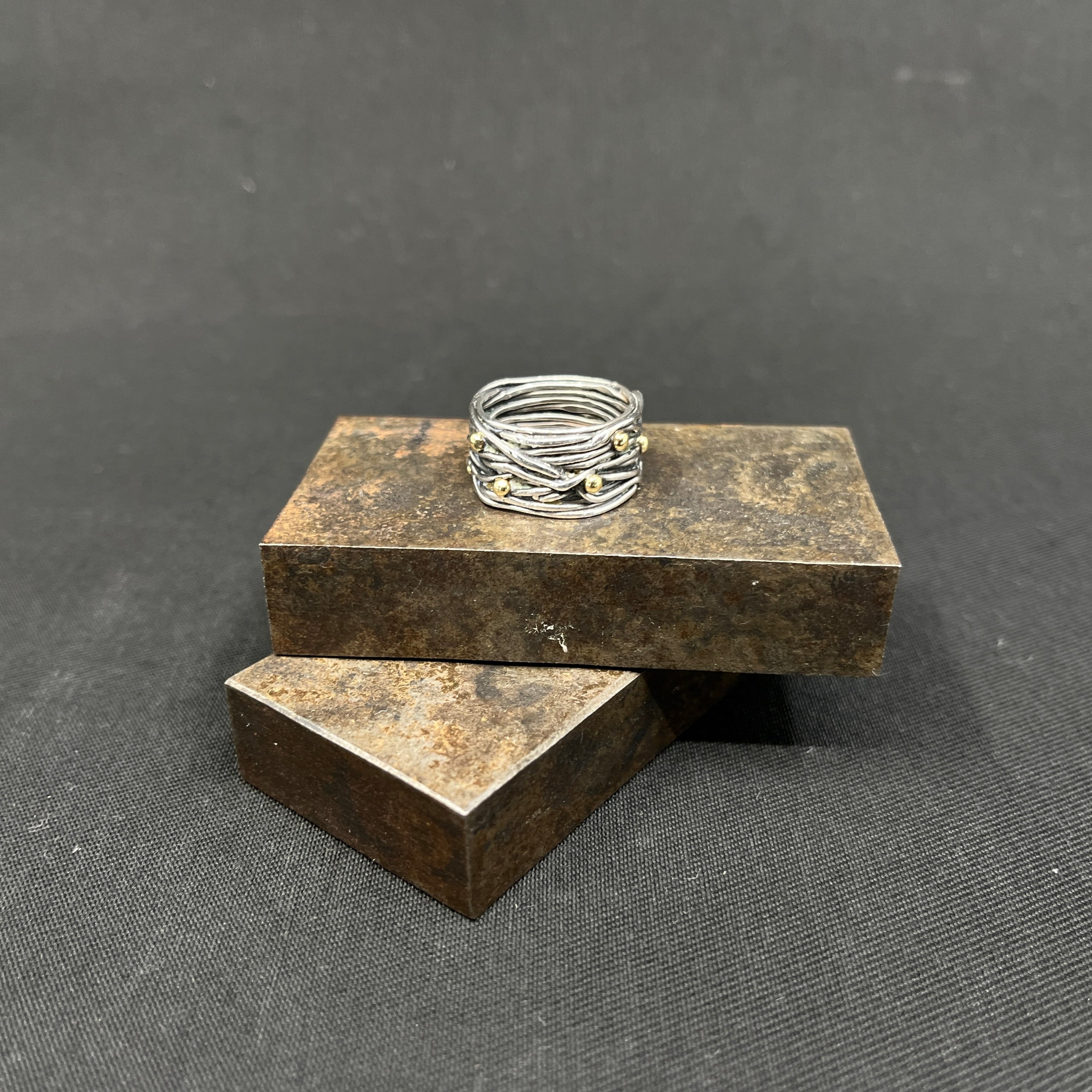 Moderne ring med perler i guld