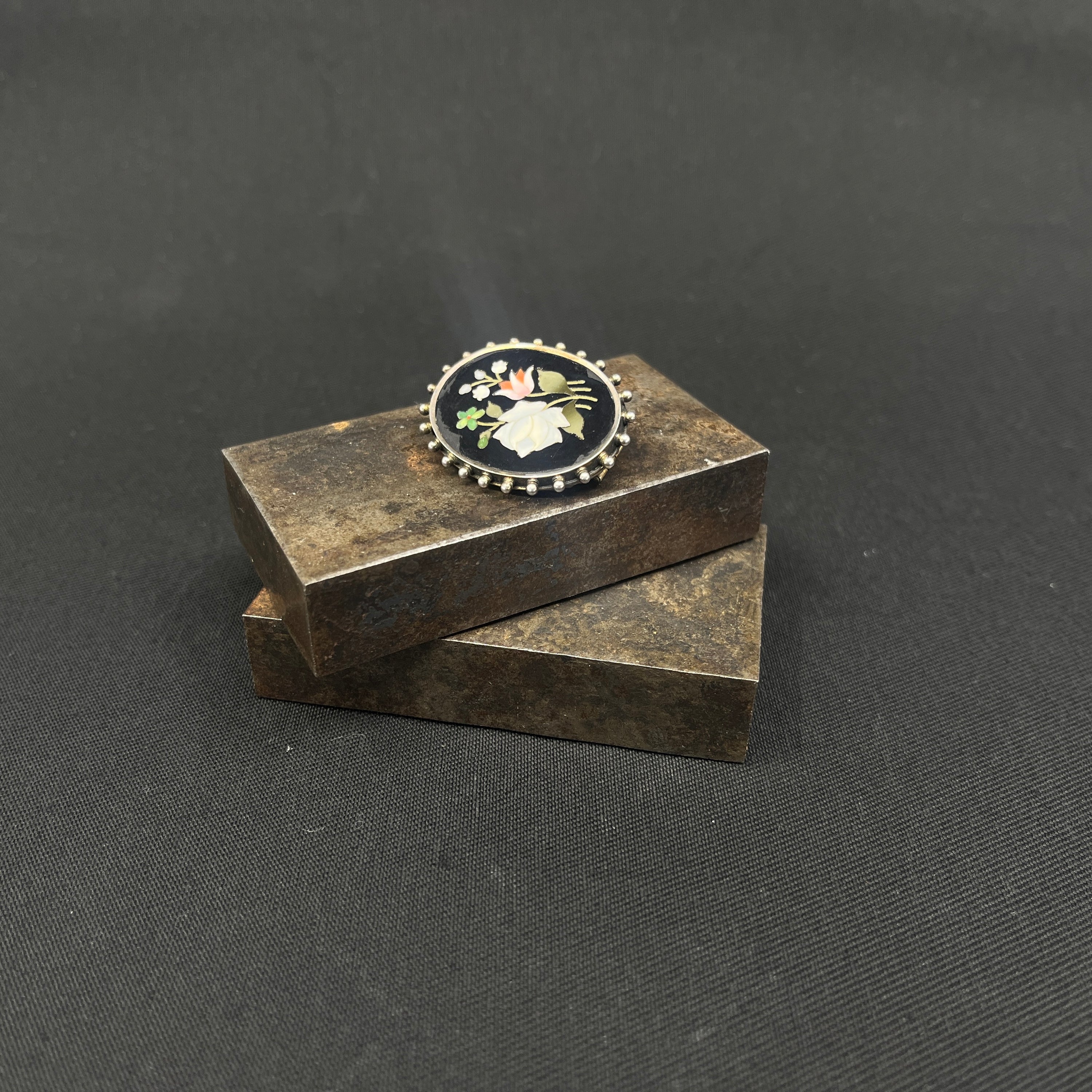 Flot oval broche fra 1890'erne med pietra dura