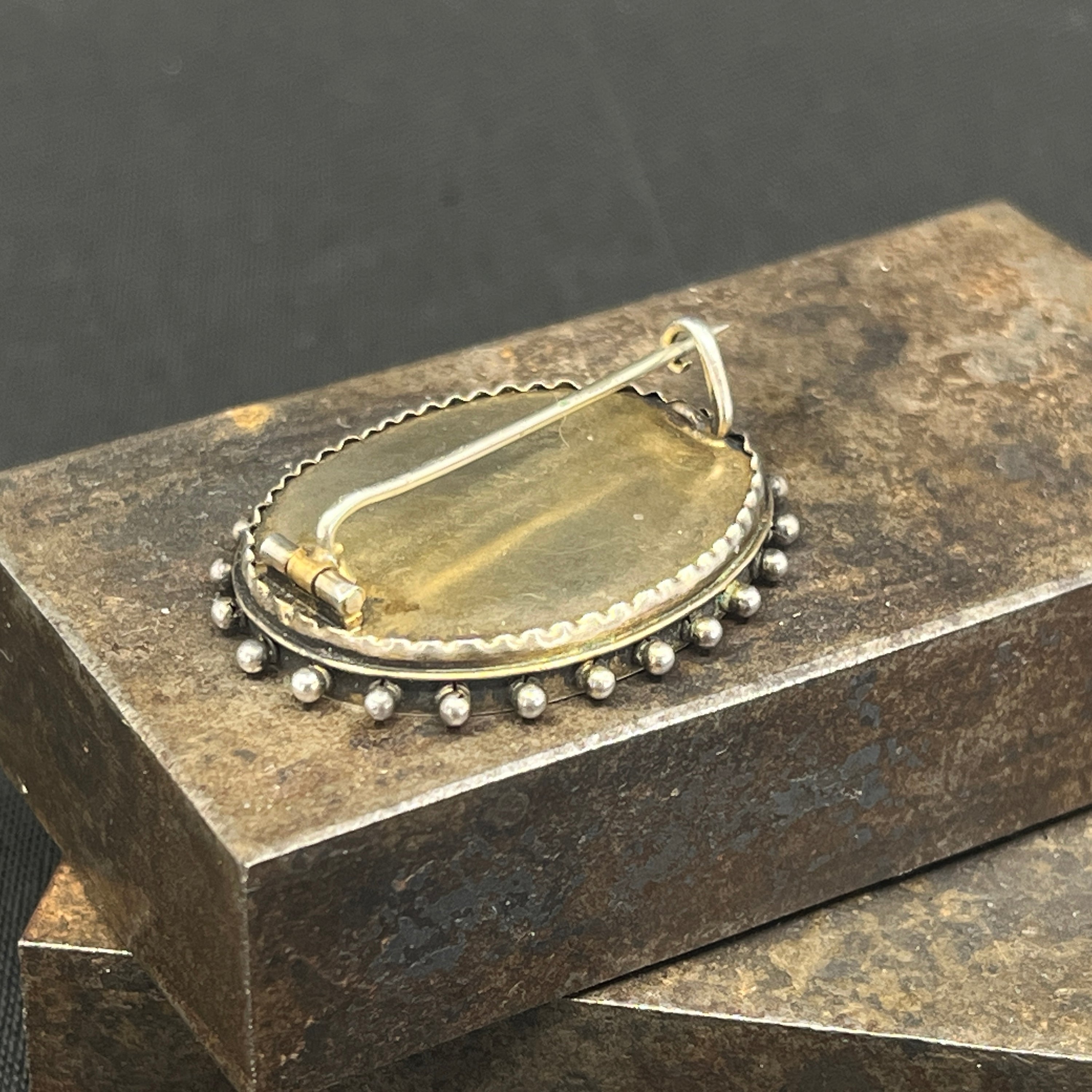 Flot oval broche fra 1890'erne med pietra dura