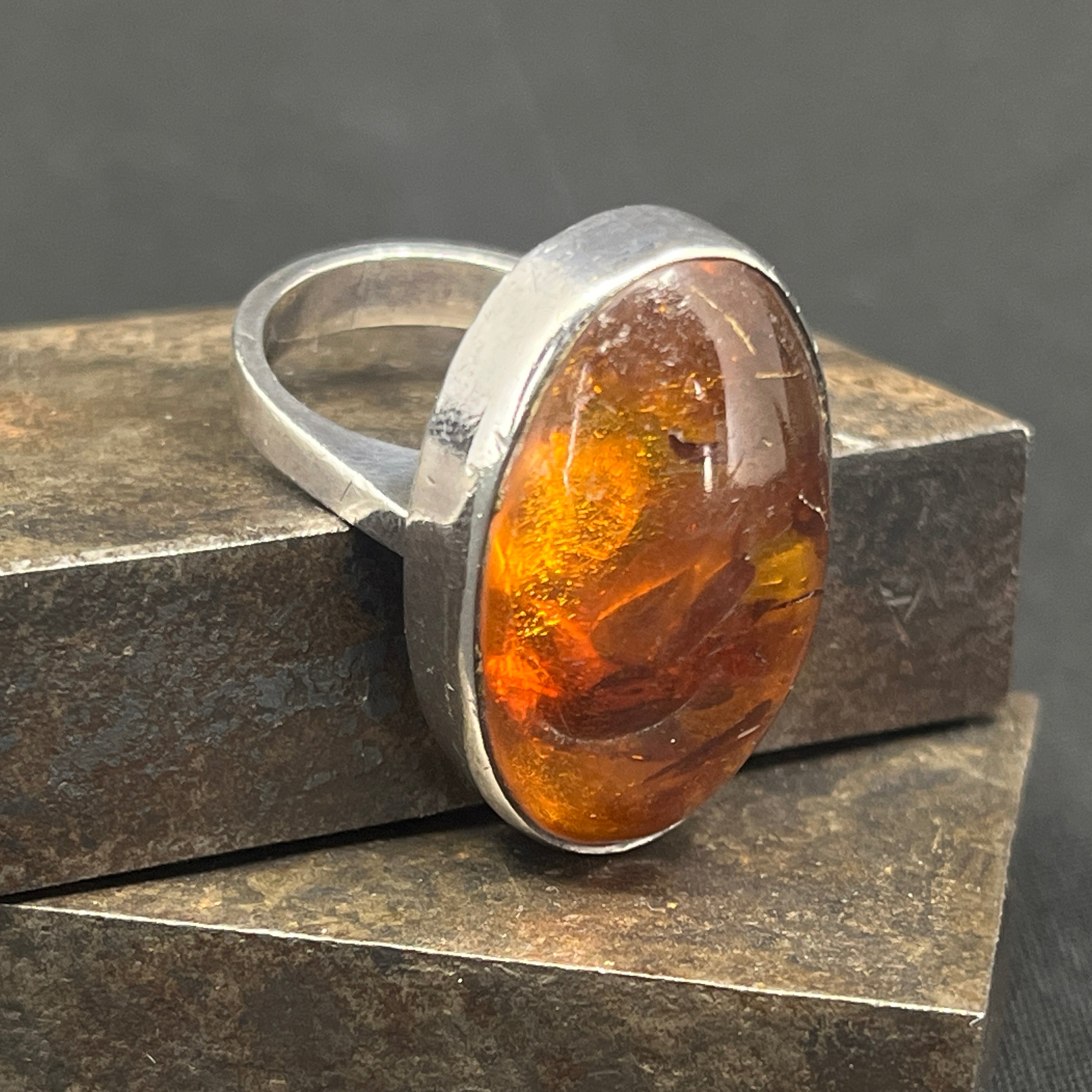 Stor moderne ring med rav