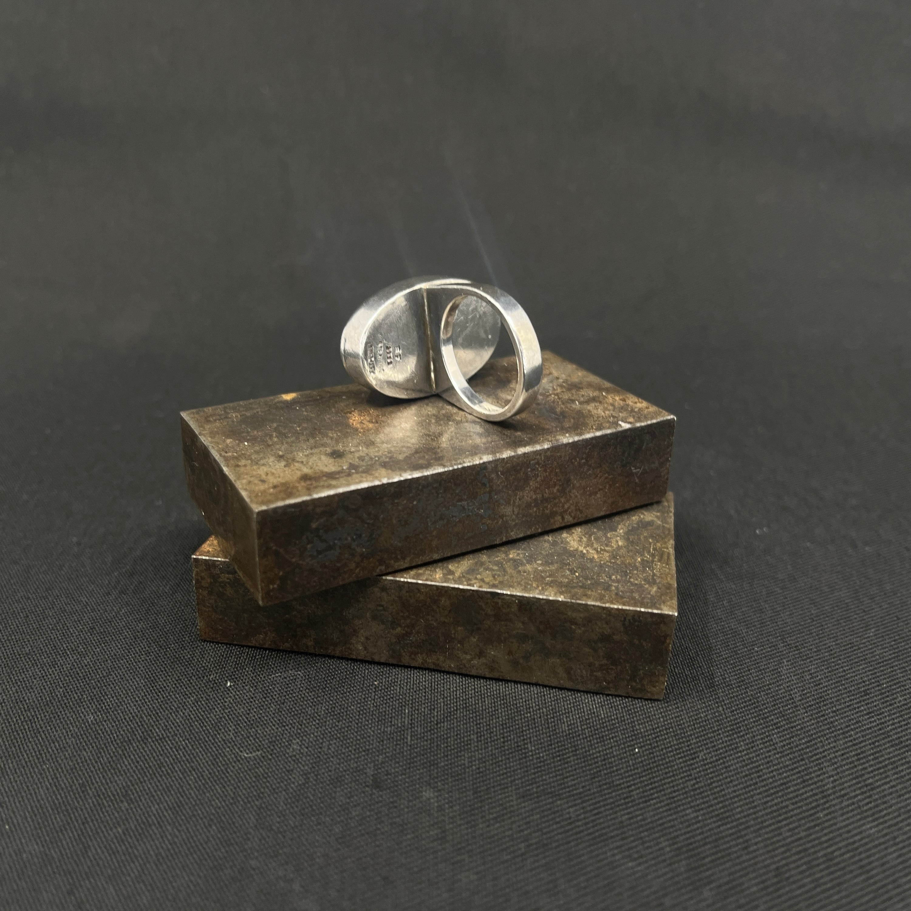 Stor moderne ring med rav