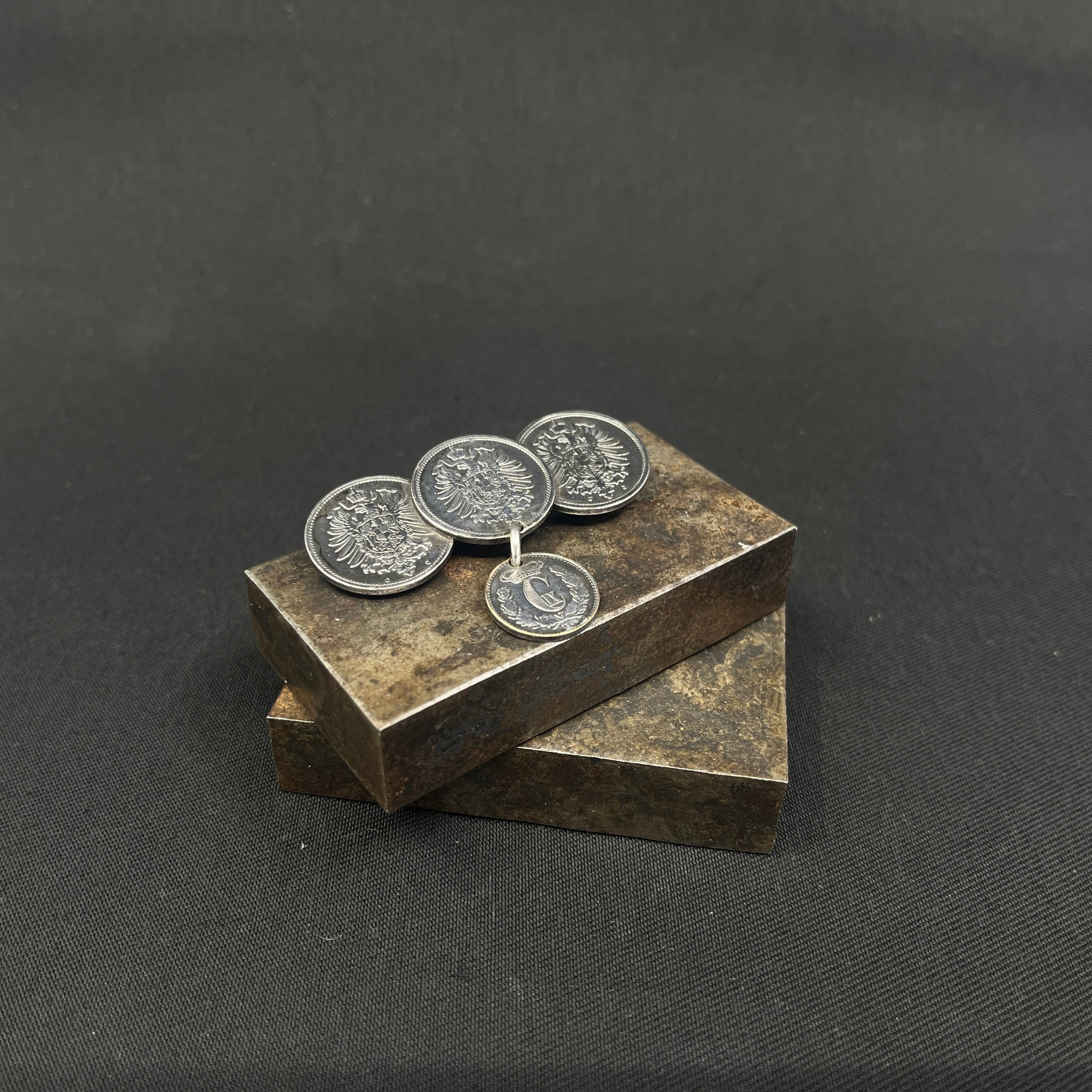Broche af mønter fra 1870'erne