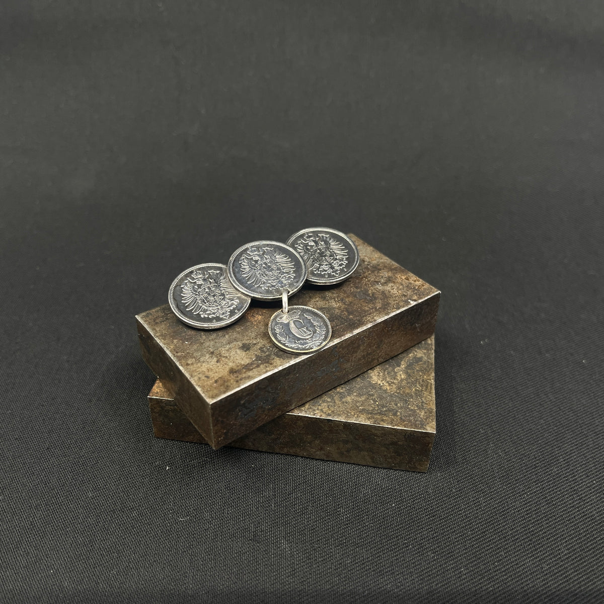 Broche af mønter fra 1870'erne