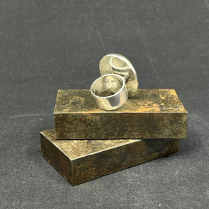 Modern ring in silver with jade