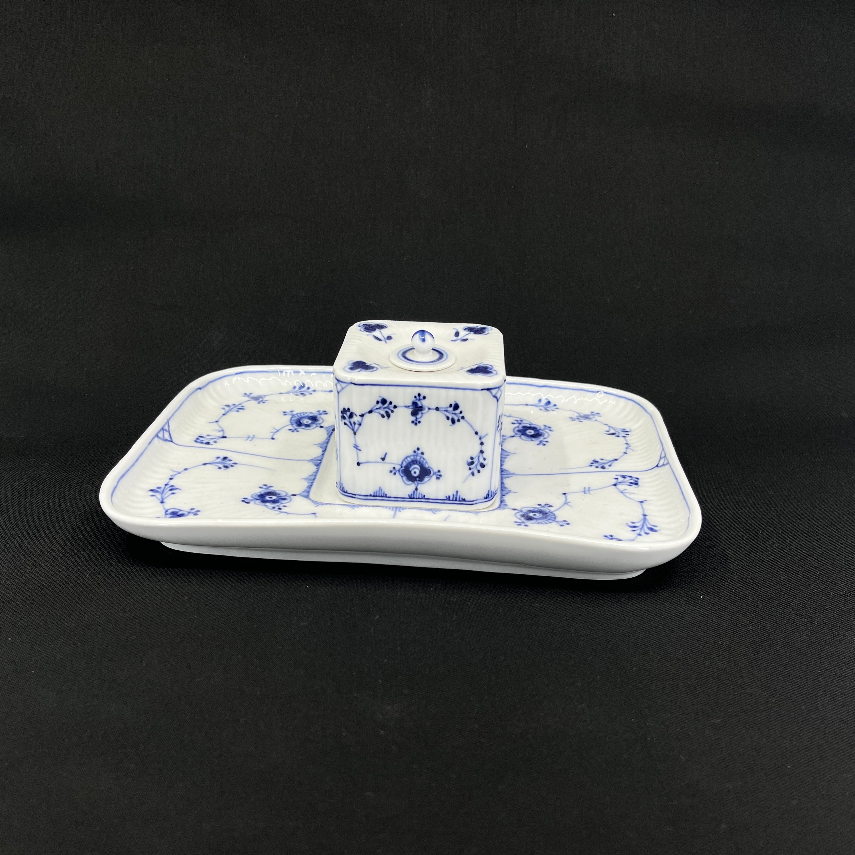 Blue Fluted Plain inkwell, 1898-1923