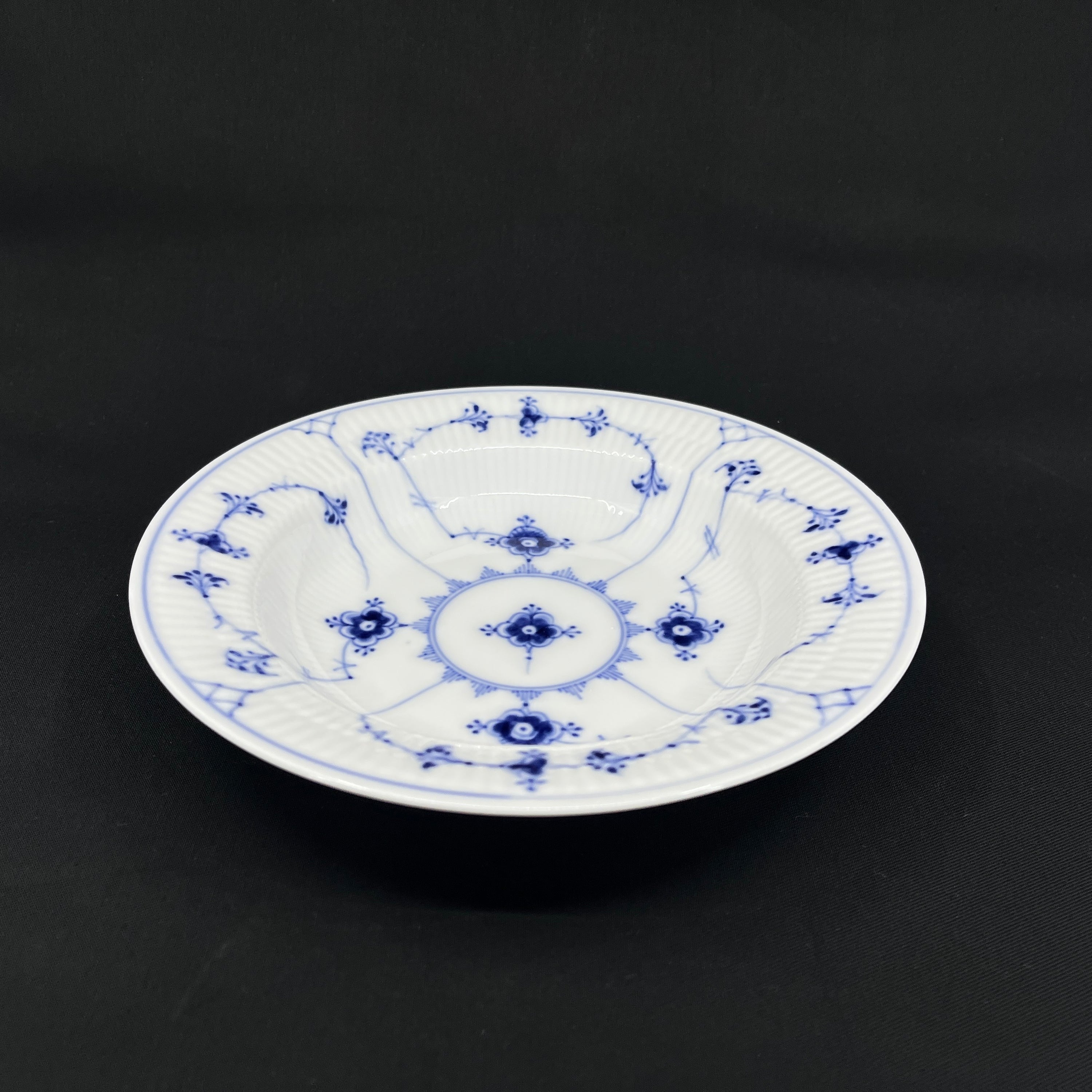 Musselmalet Riflet dyb tallerken, 1898-1923