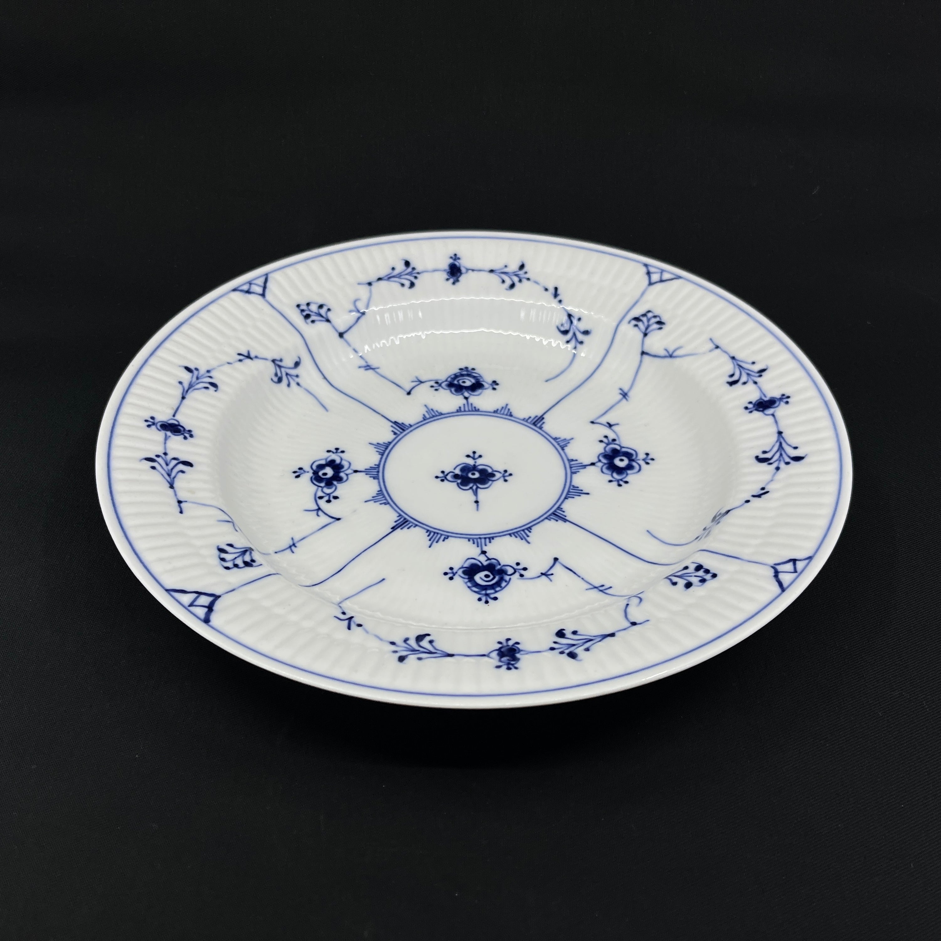 Musselmalet Riflet middagstallerken, 1/173