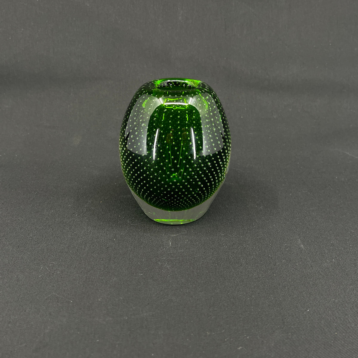 Grøn vase fra Kastrup Glasværk, 11 cm.