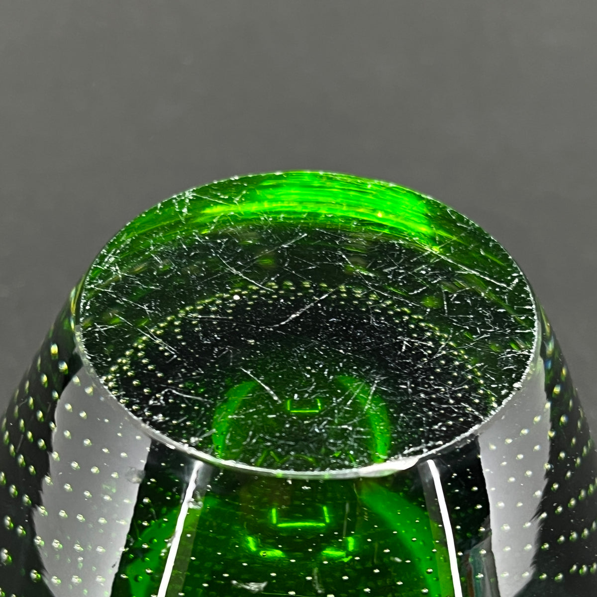 Grøn vase fra Kastrup Glasværk, 11 cm.