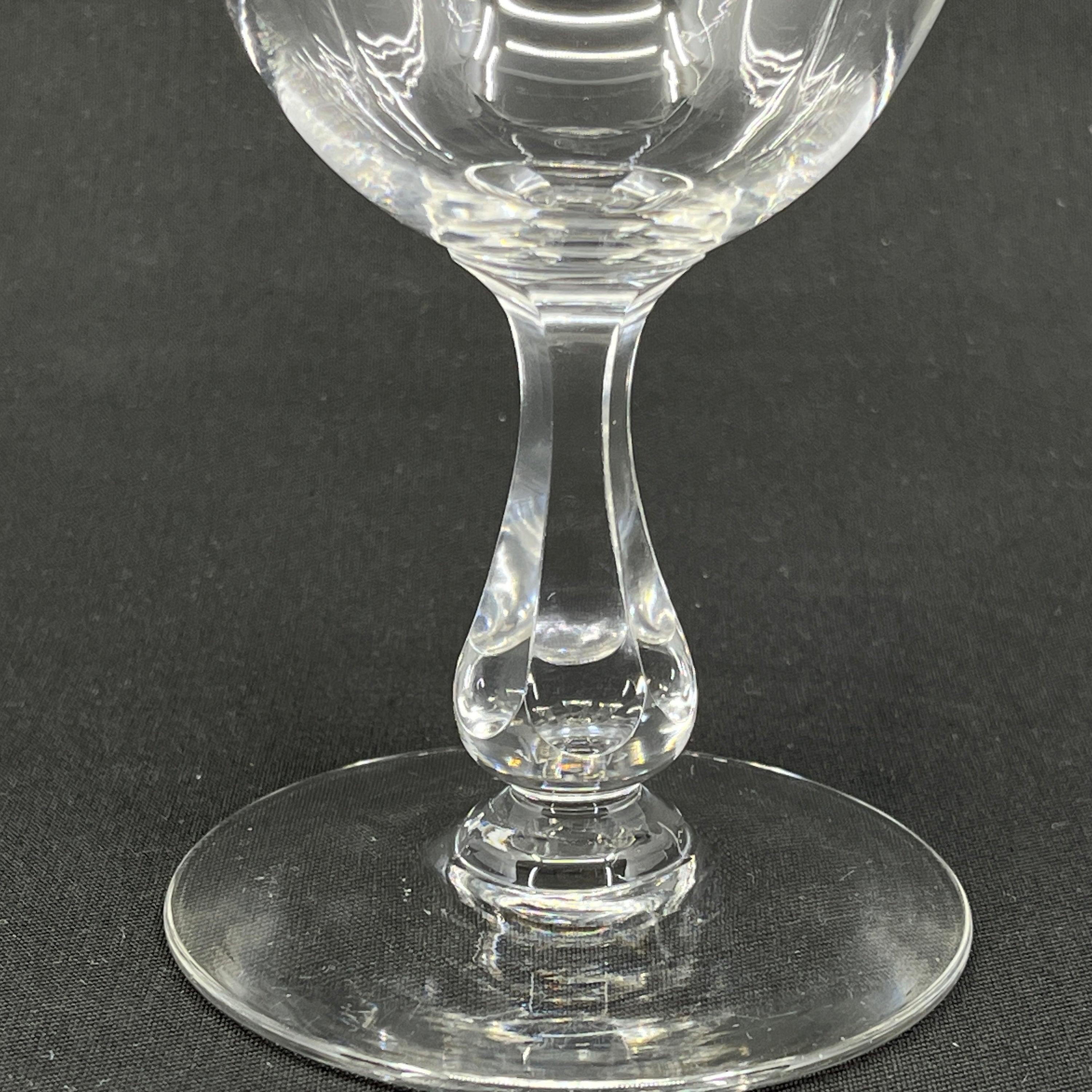 Erna red wine glass with guilloche pattern
