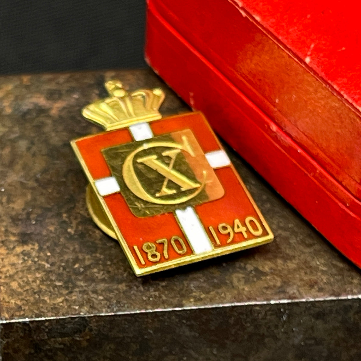 King's buttonhole badge 1870-1940 in gold with box