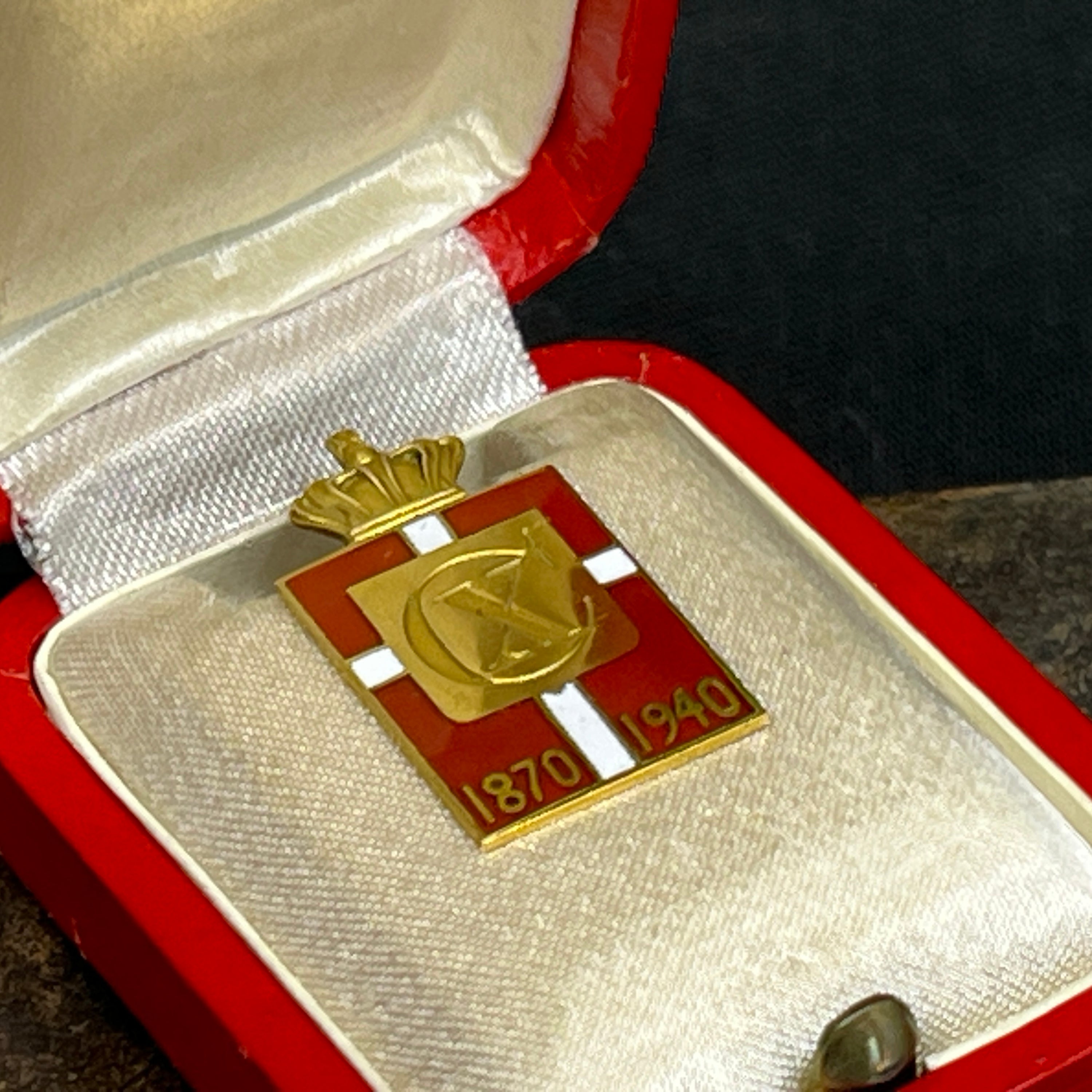 Kongemærke til knaphul 1870-1940 i guld med æske
