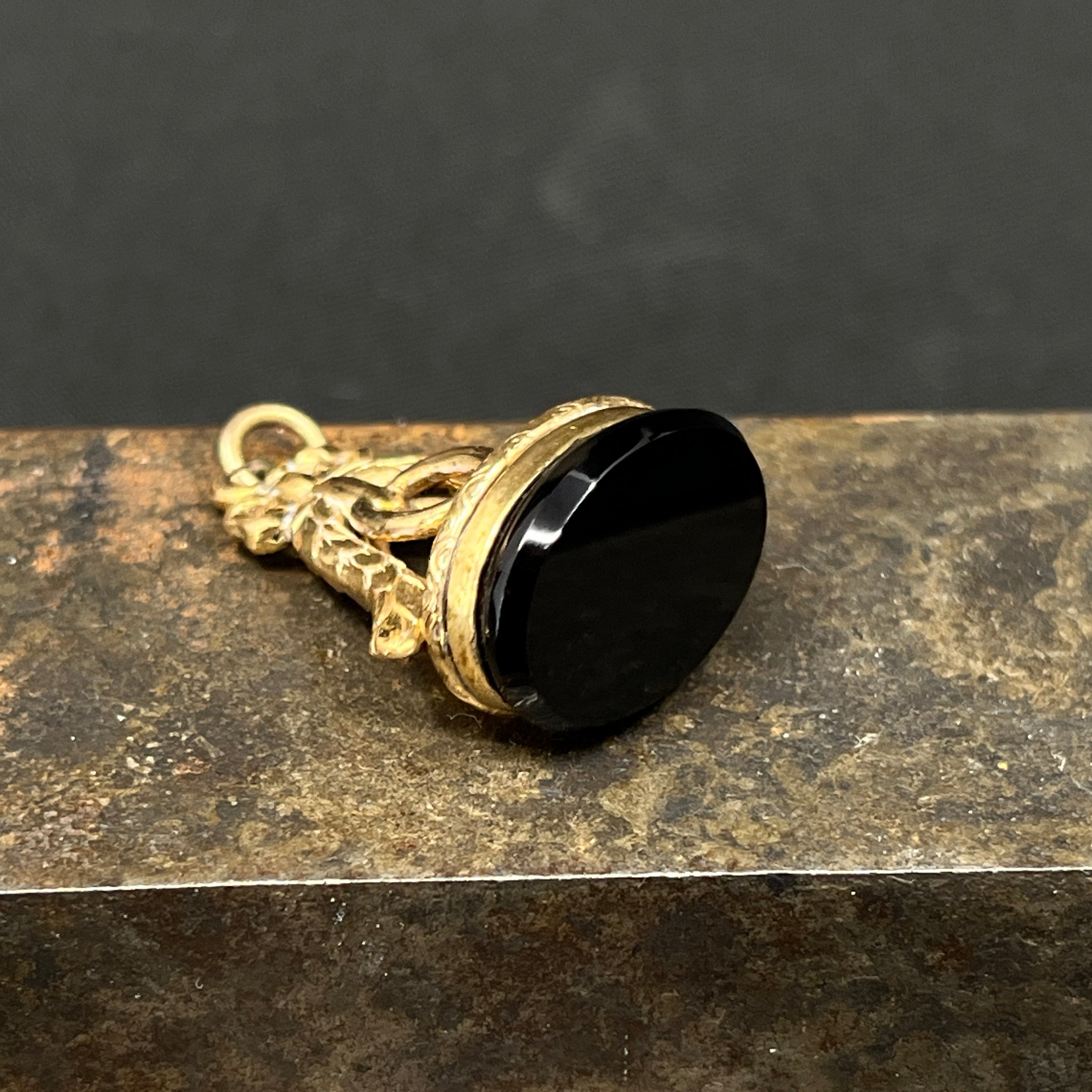 Forgyldt signet fra chatelaine