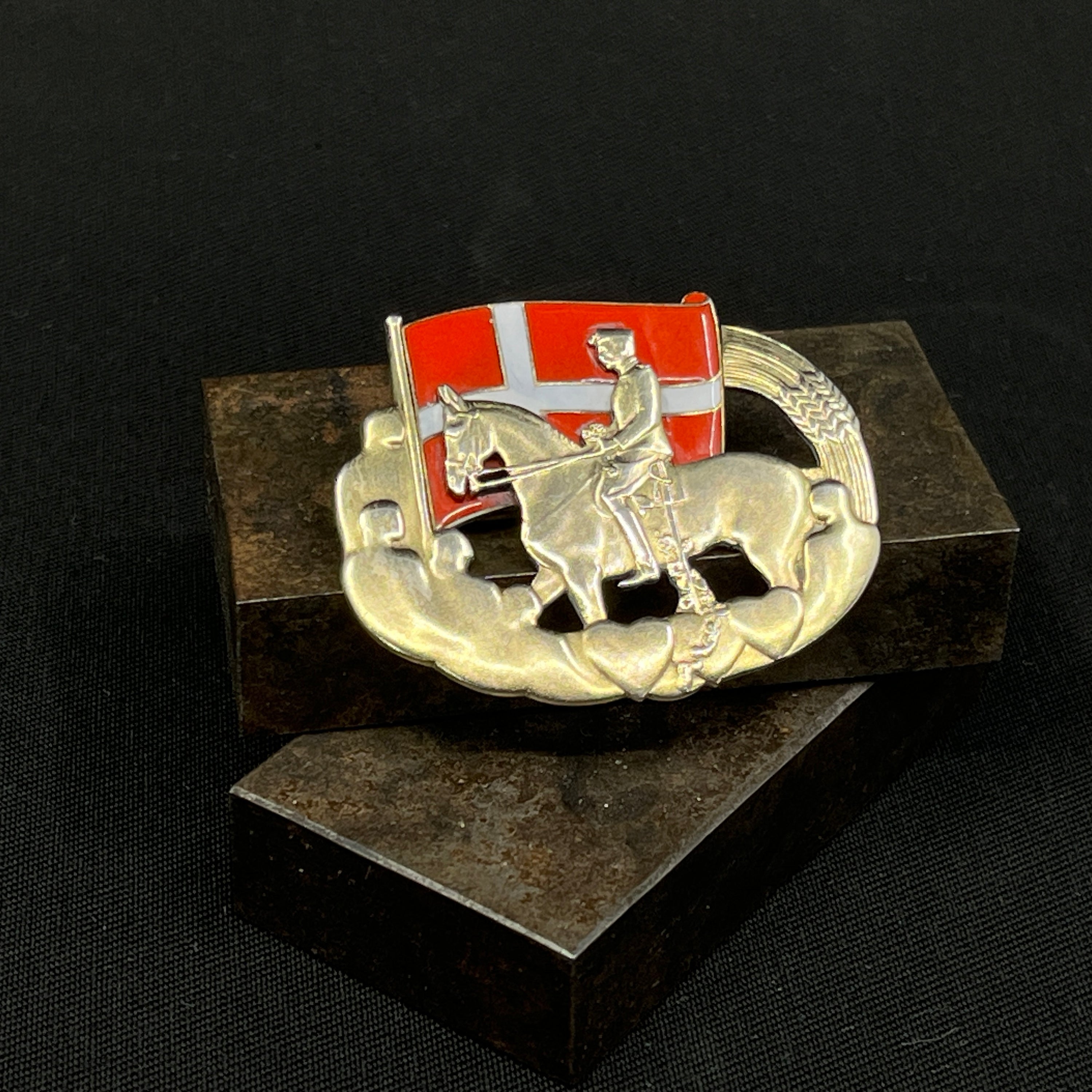 En Konge kom ridende - broche