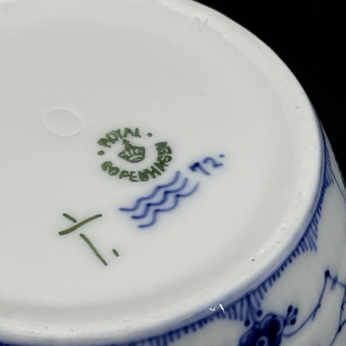 Blue Fluted Fluted Plain ashtray 1/1
