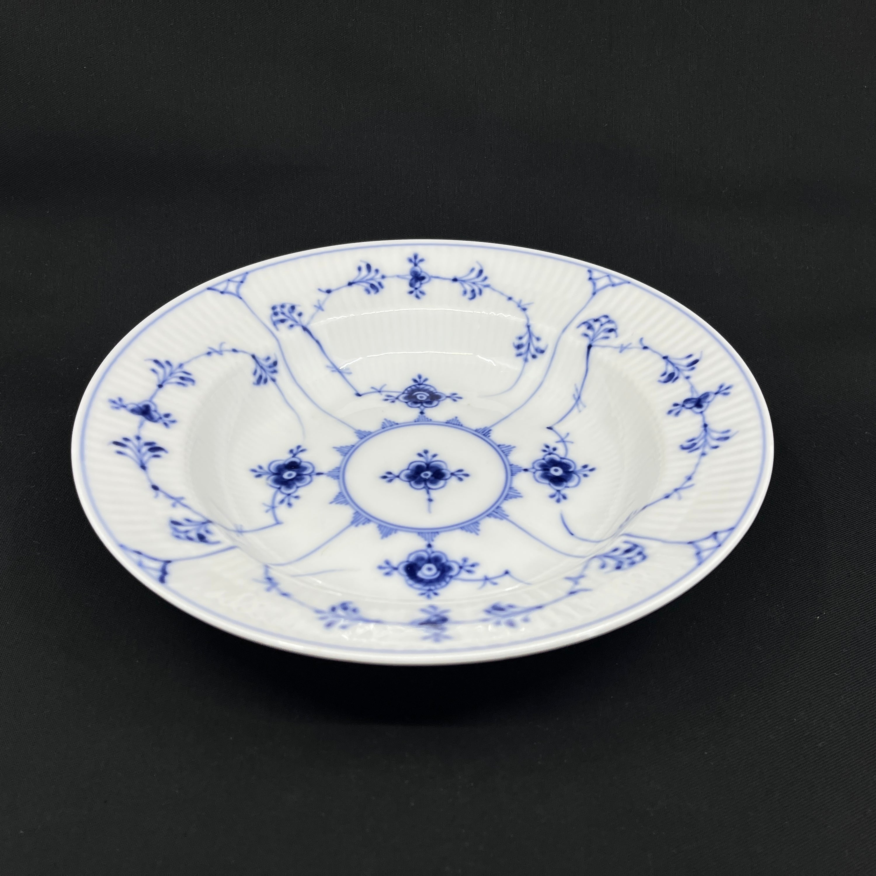 Musselmalet Riflet stor dyb tallerken, 24 cm.