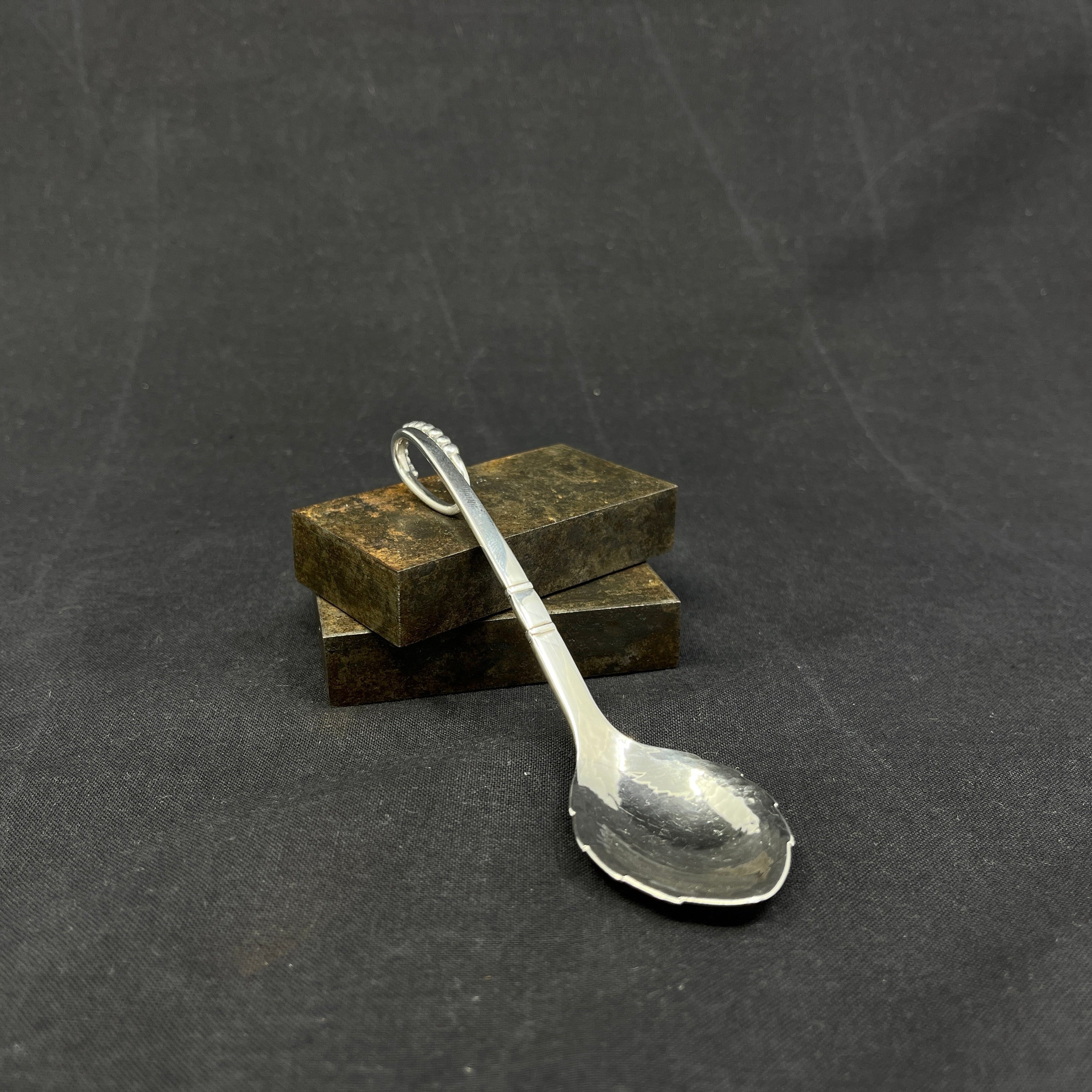 Ornamental ske fra Georg Jensen, 12 cm.