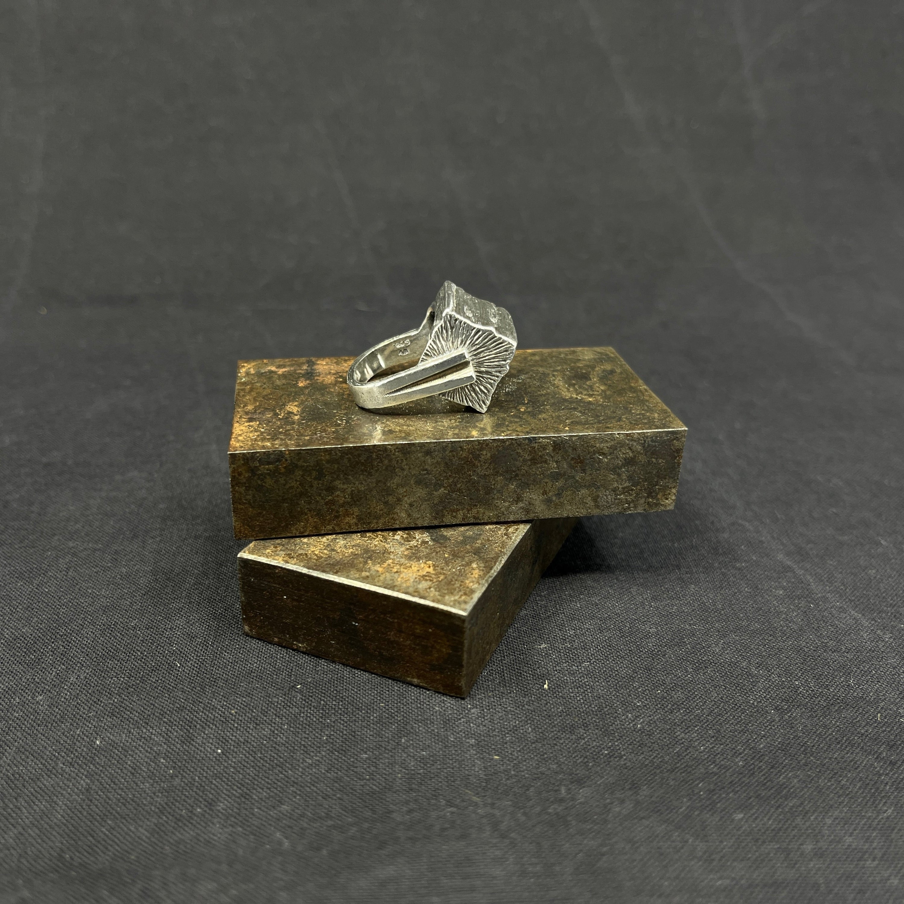 Moderne ring fra A. Michelsen