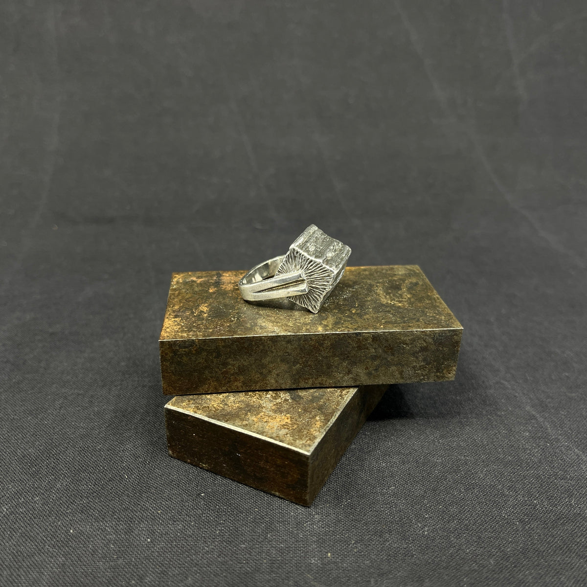 Moderne ring fra A. Michelsen