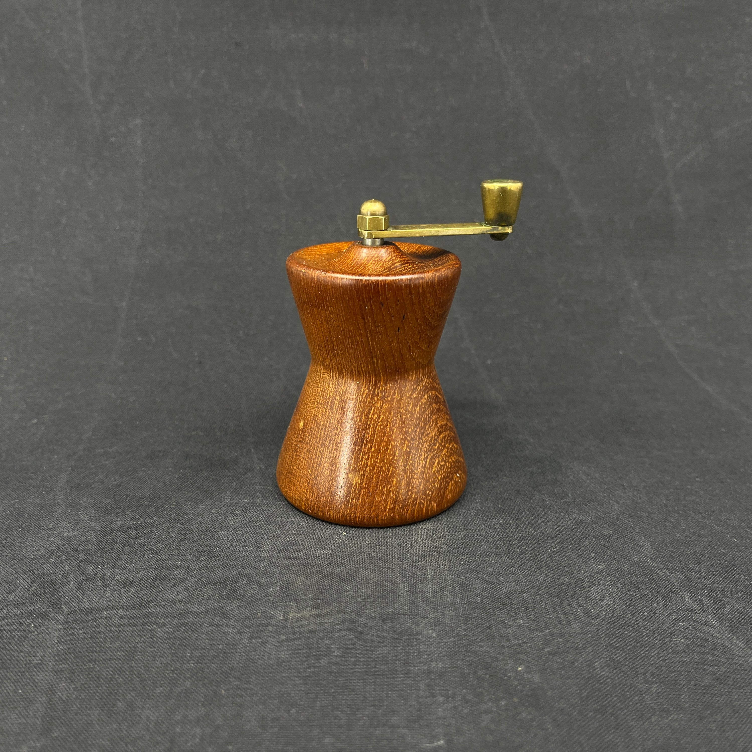 Edged pepper grinder in solid teak