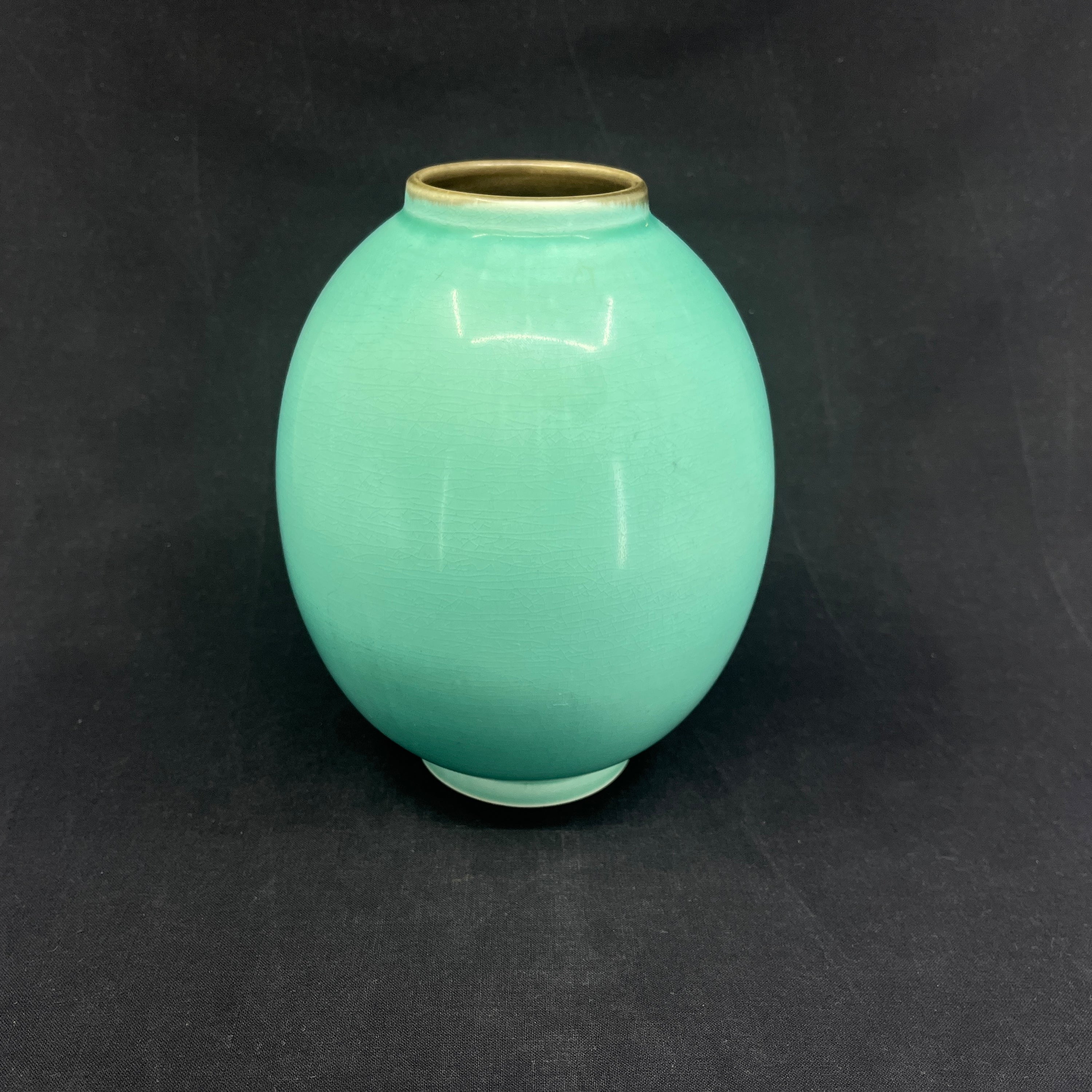 Lysegrøn Bremerholm oval vase fra Aluminia