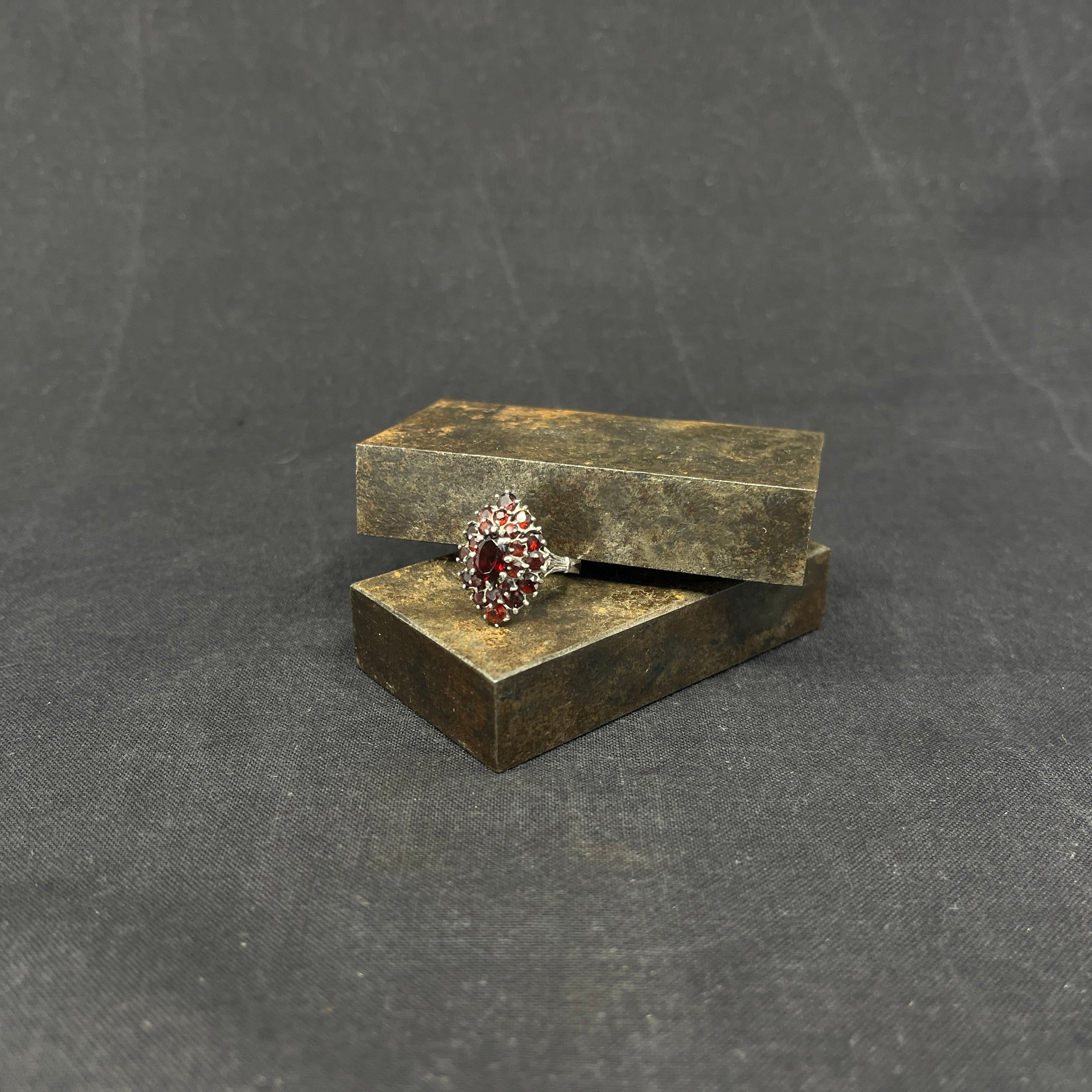 Ring med røde granater