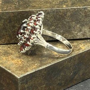 Ring med røde granater