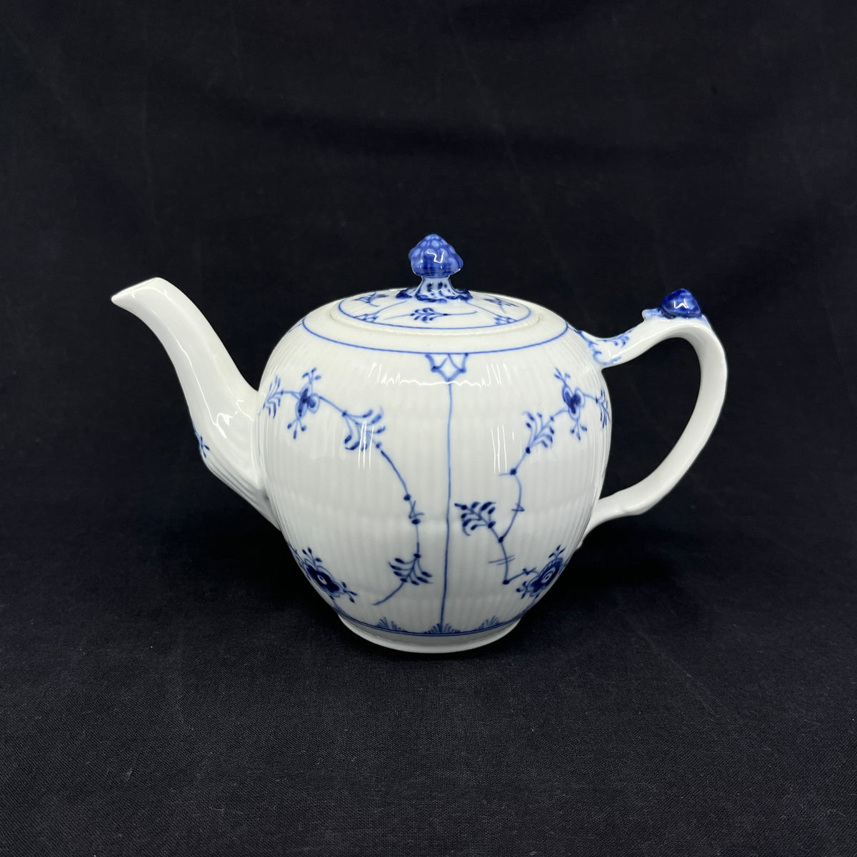 Blue Fluted Fluted Plain teapot, 1/257.