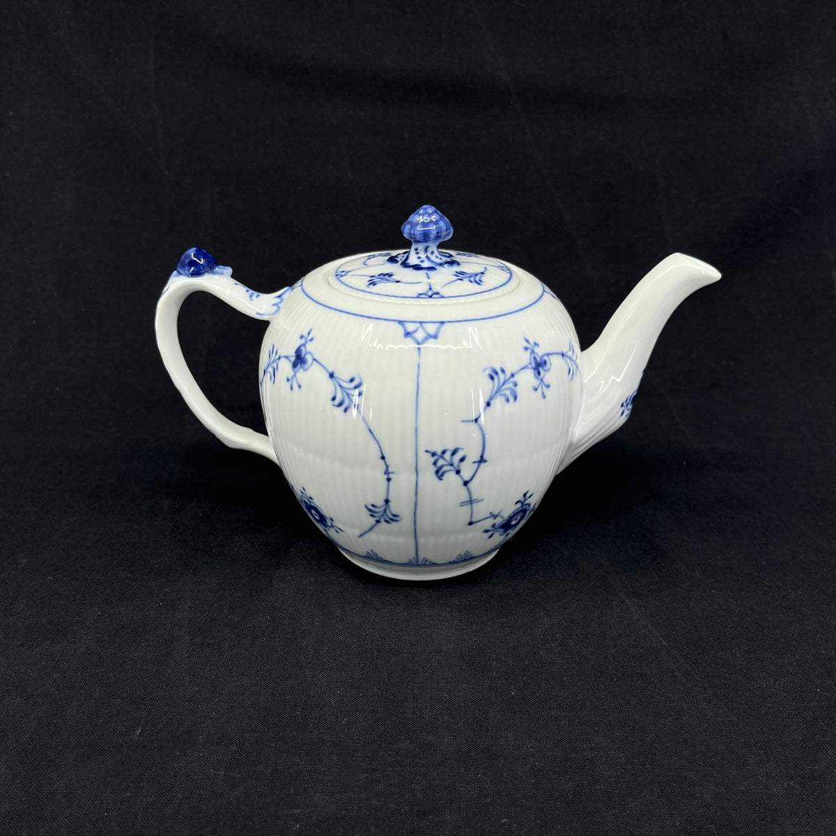Blue Fluted Fluted Plain teapot, 1/257.