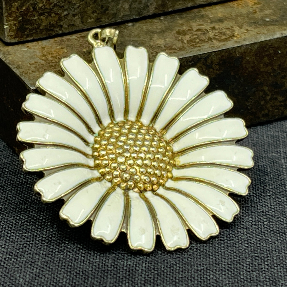 Daisy pendant by Volmer Bahner