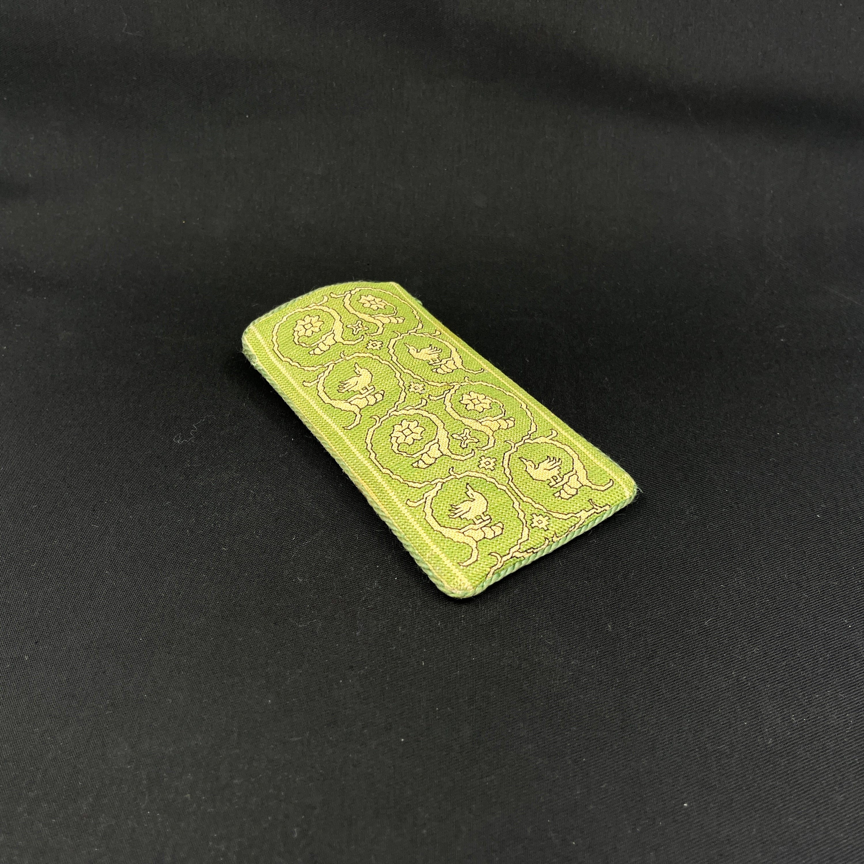 Broderet brille-etui, fugle og blomster