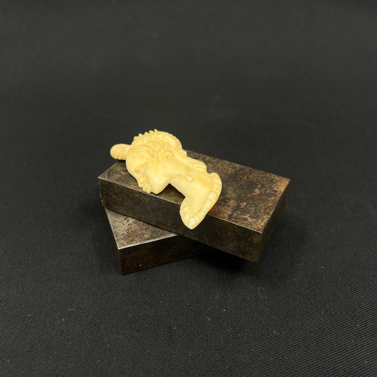 Broche i ben - Afrikansk kvinde