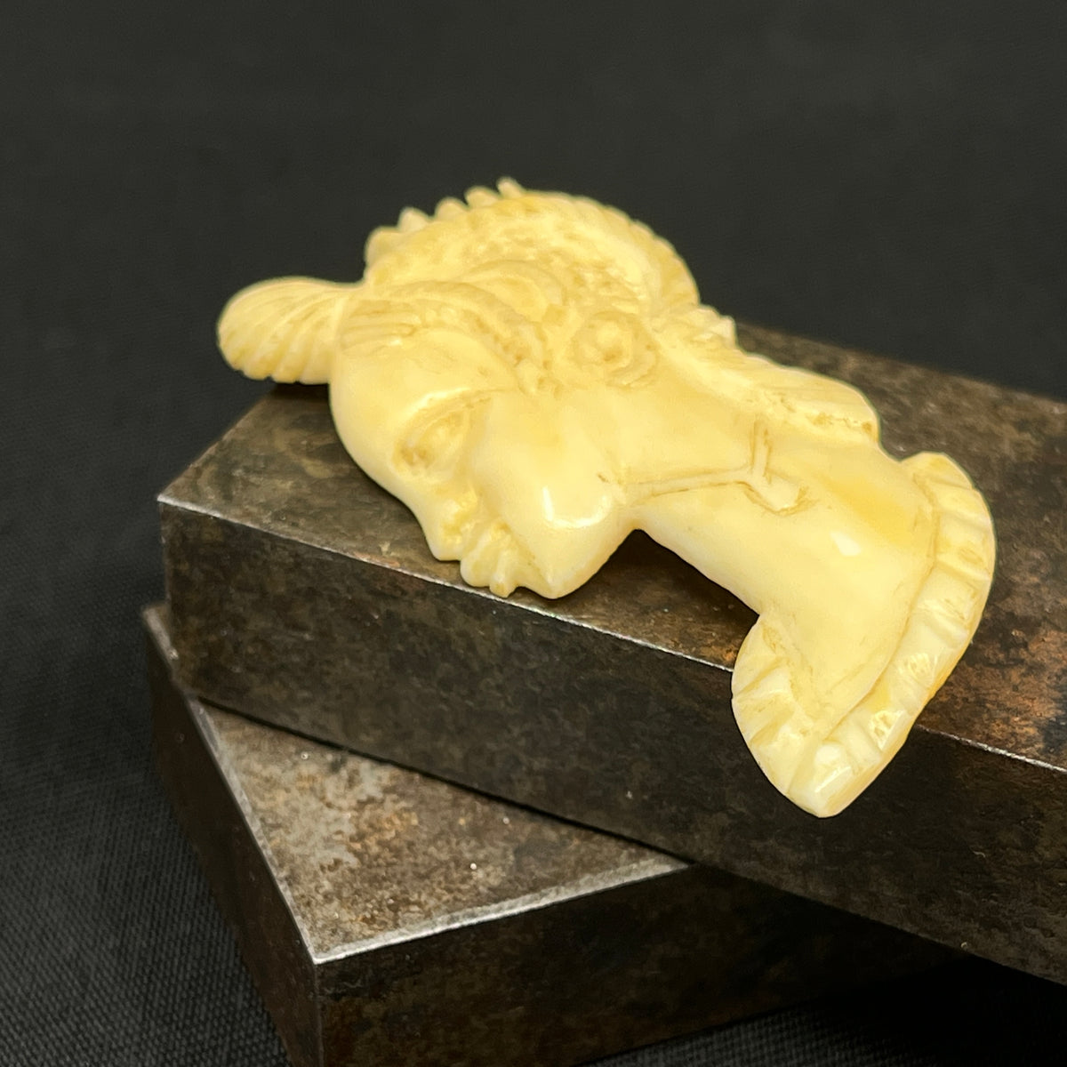 Broche i ben - Afrikansk kvinde