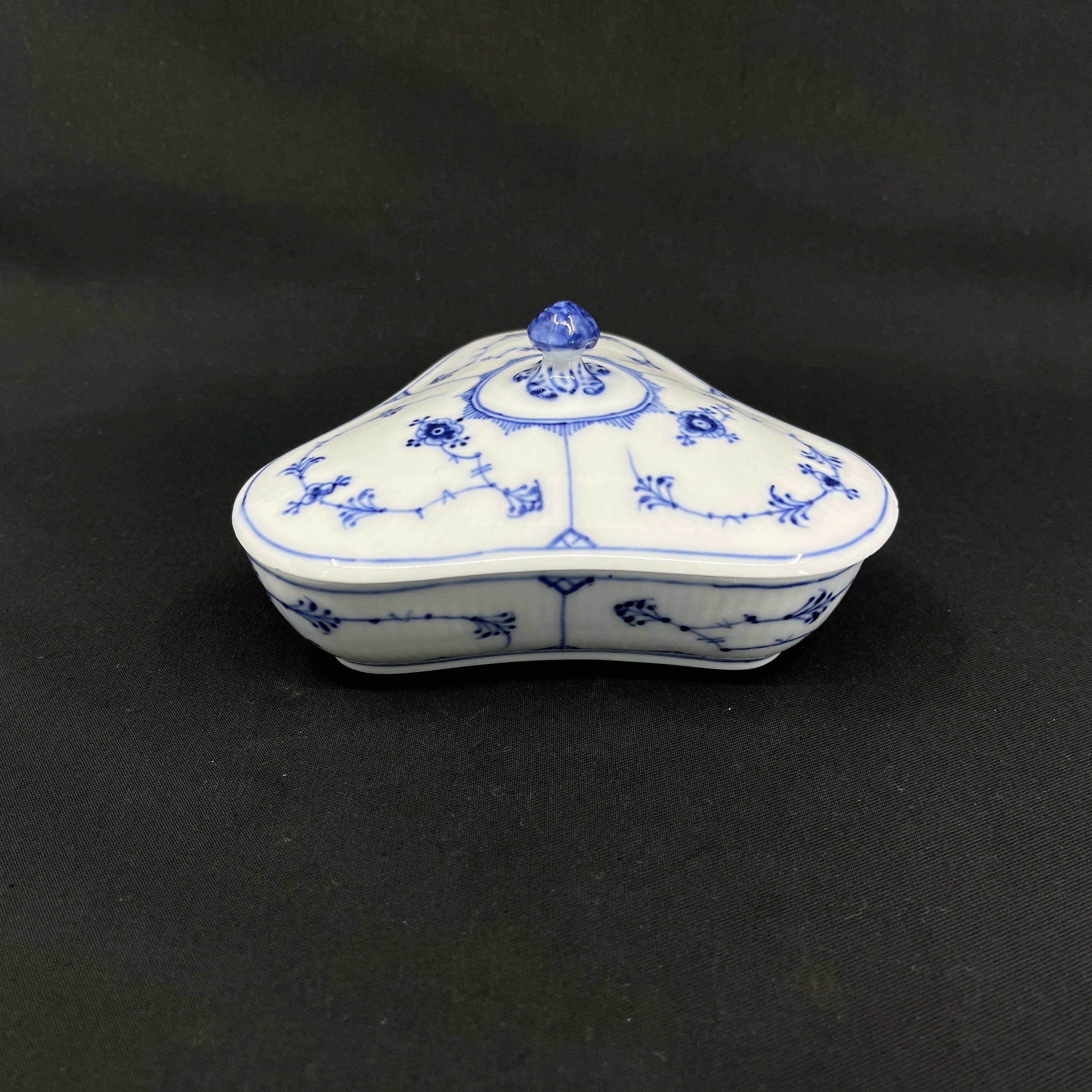 Rare Blue Fluted Fluted Edged Lidded Dish, 1/321