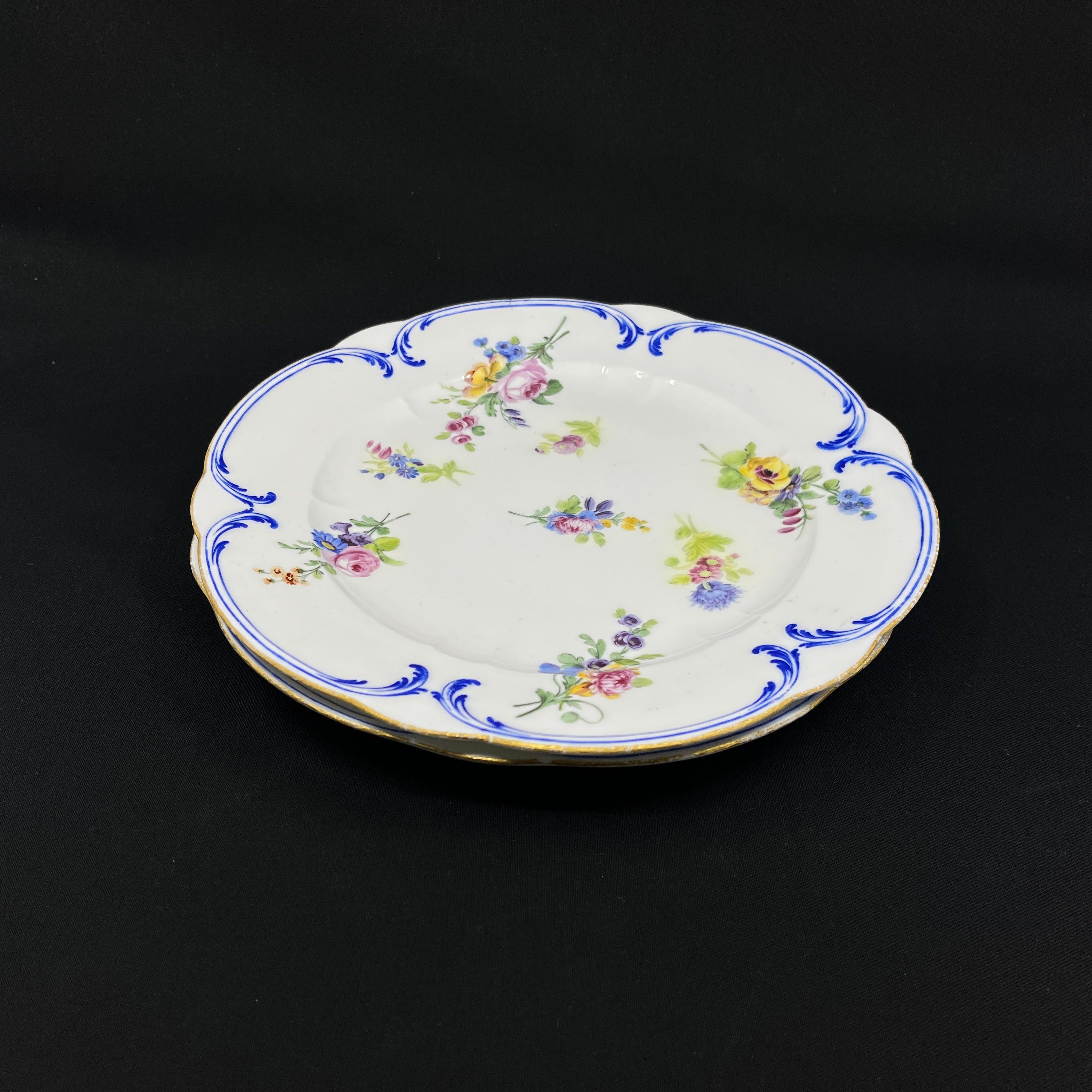 Et par Sevres tallerkner med spredte blomster