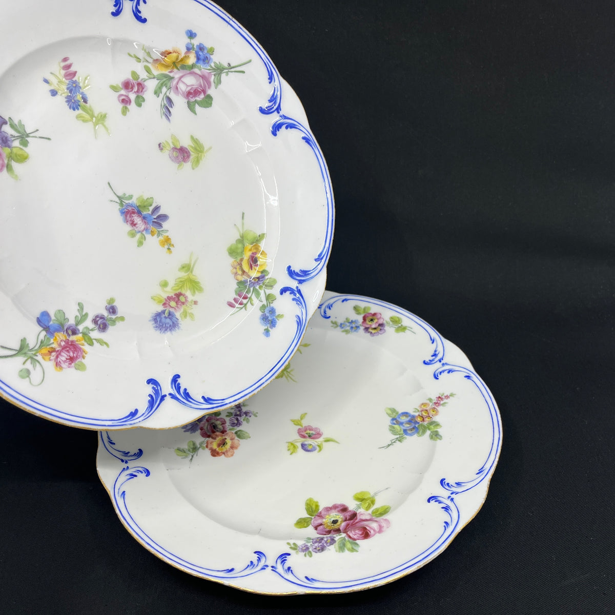 Et par Sevres tallerkner med spredte blomster