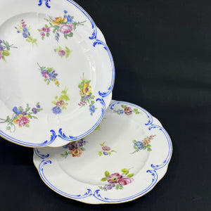 Et par Sevres tallerkner med spredte blomster