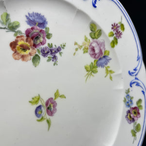 Et par Sevres tallerkner med spredte blomster