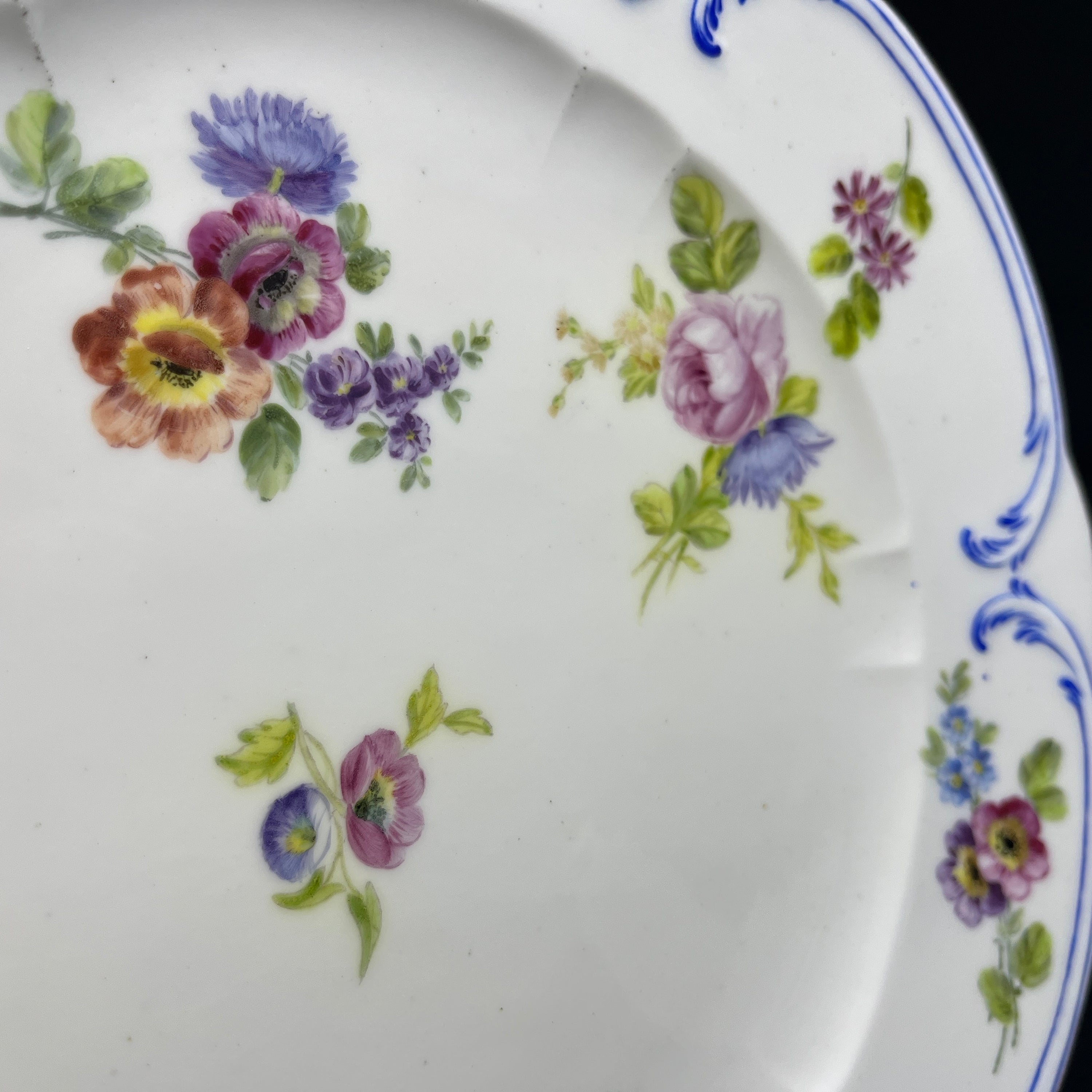 Et par Sevres tallerkner med spredte blomster