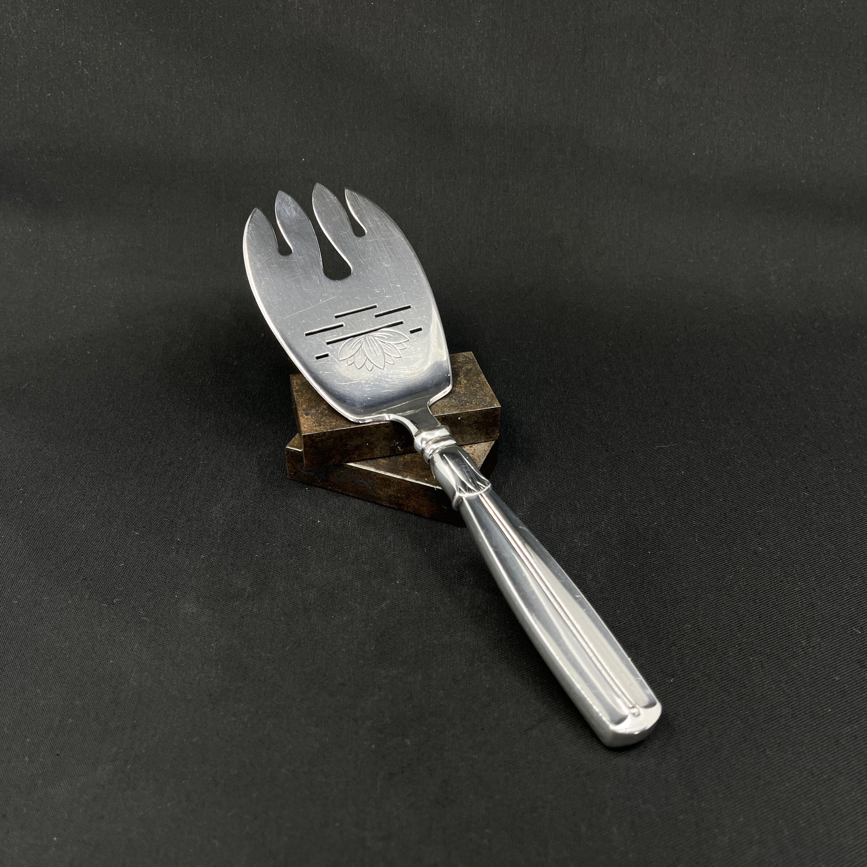 Lotus fish serving fork