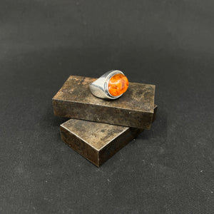 Stor moderne ring med rav