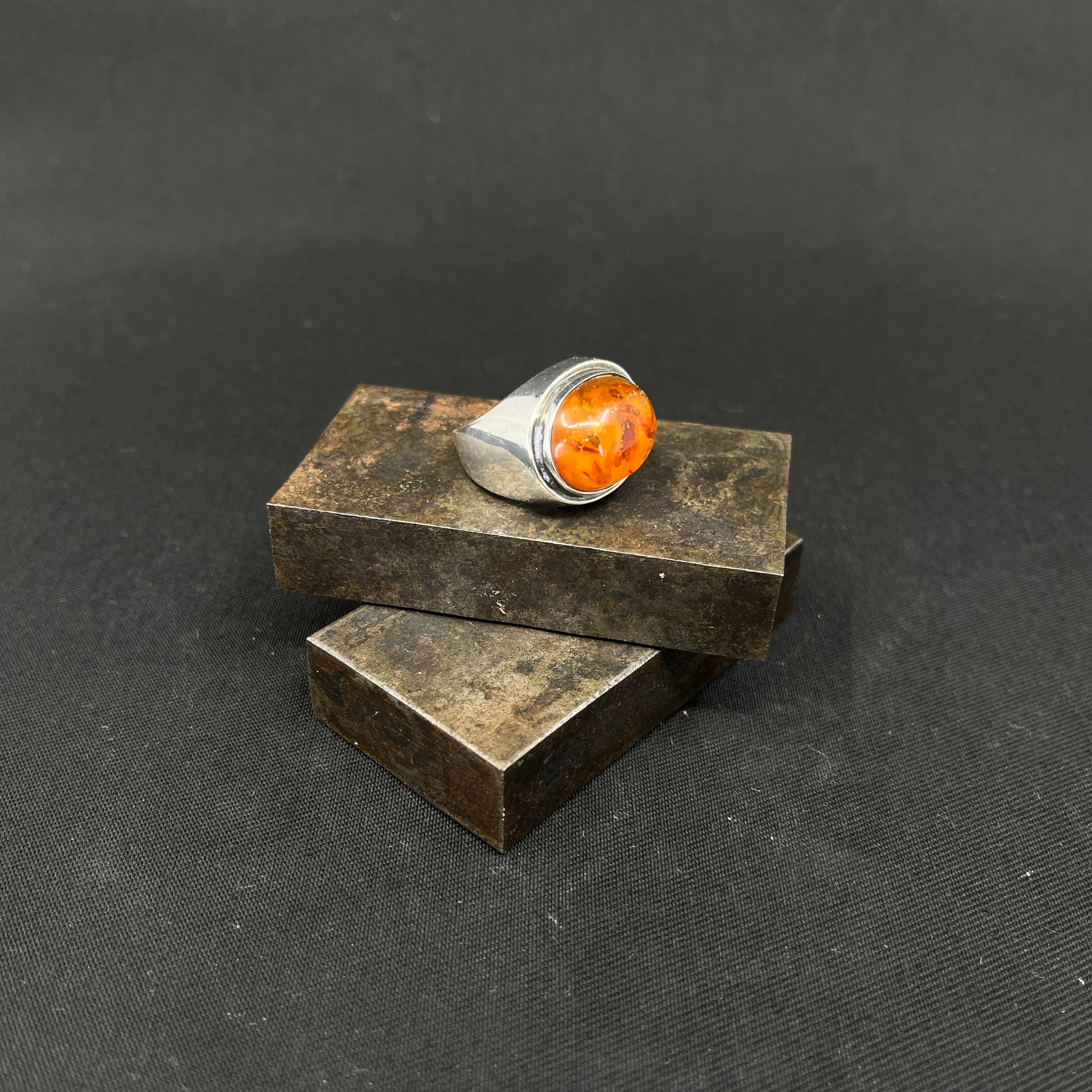 Stor moderne ring med rav