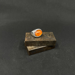 Stor moderne ring med rav