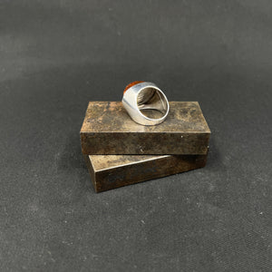 Stor moderne ring med rav