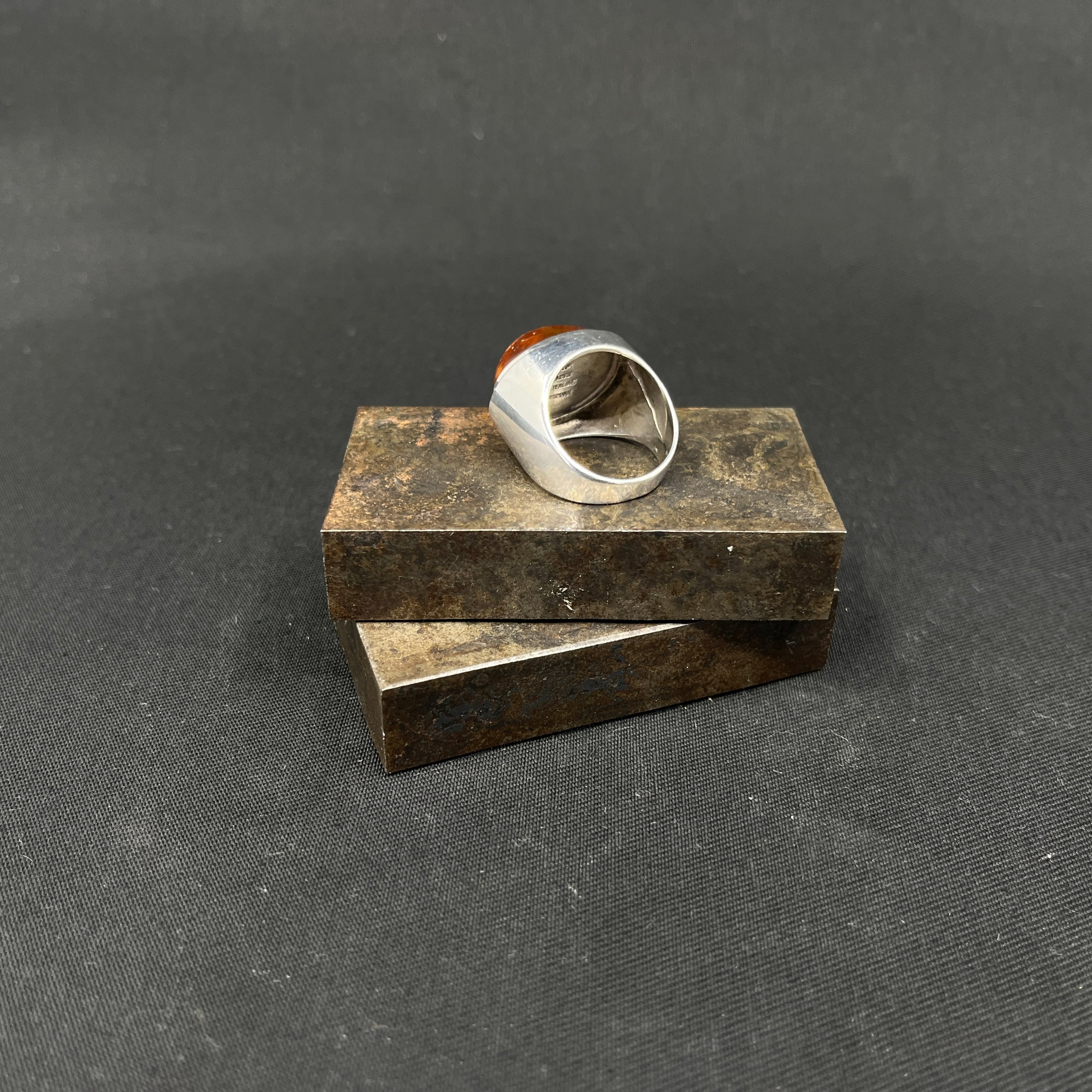 Stor moderne ring med rav