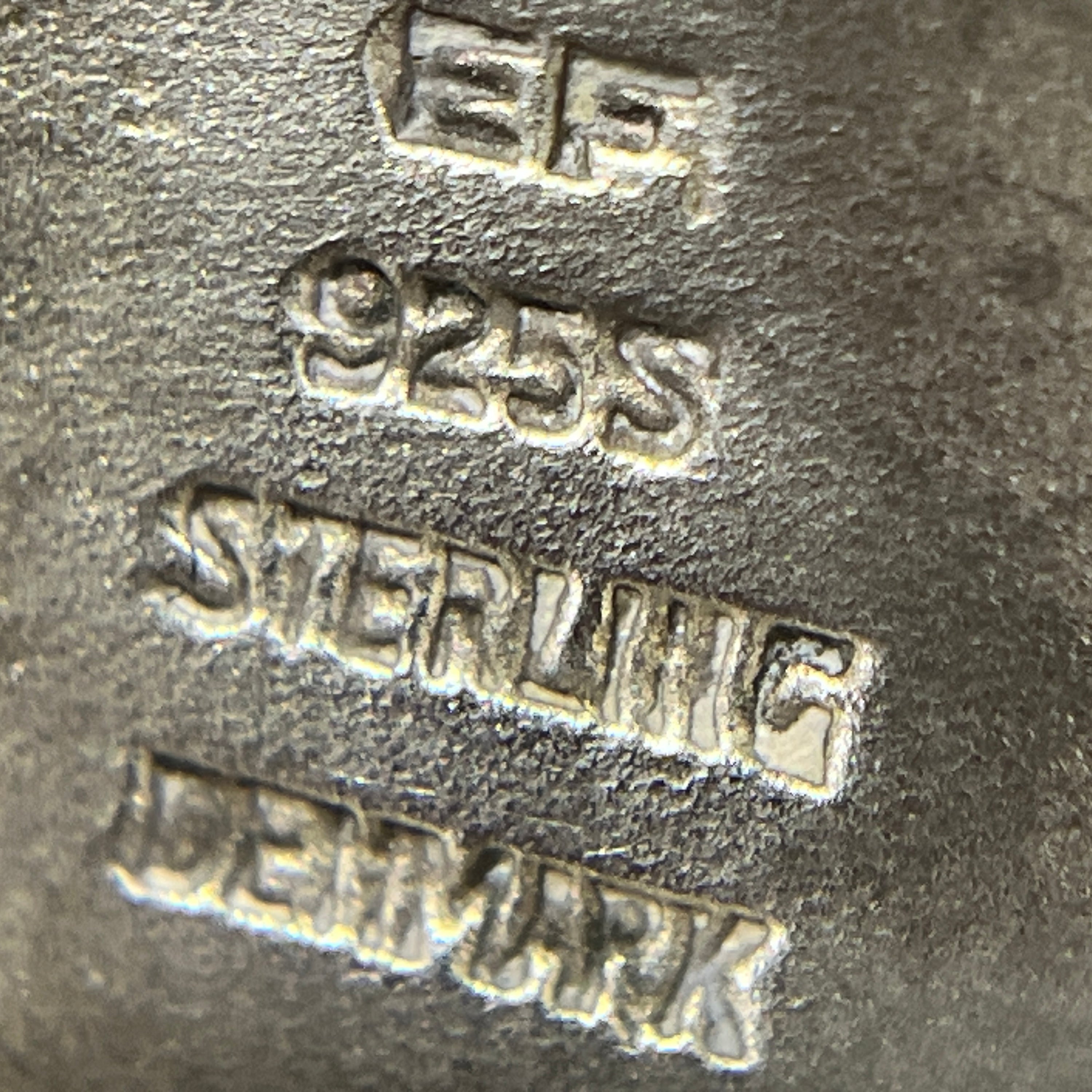 Stor moderne ring med rav
