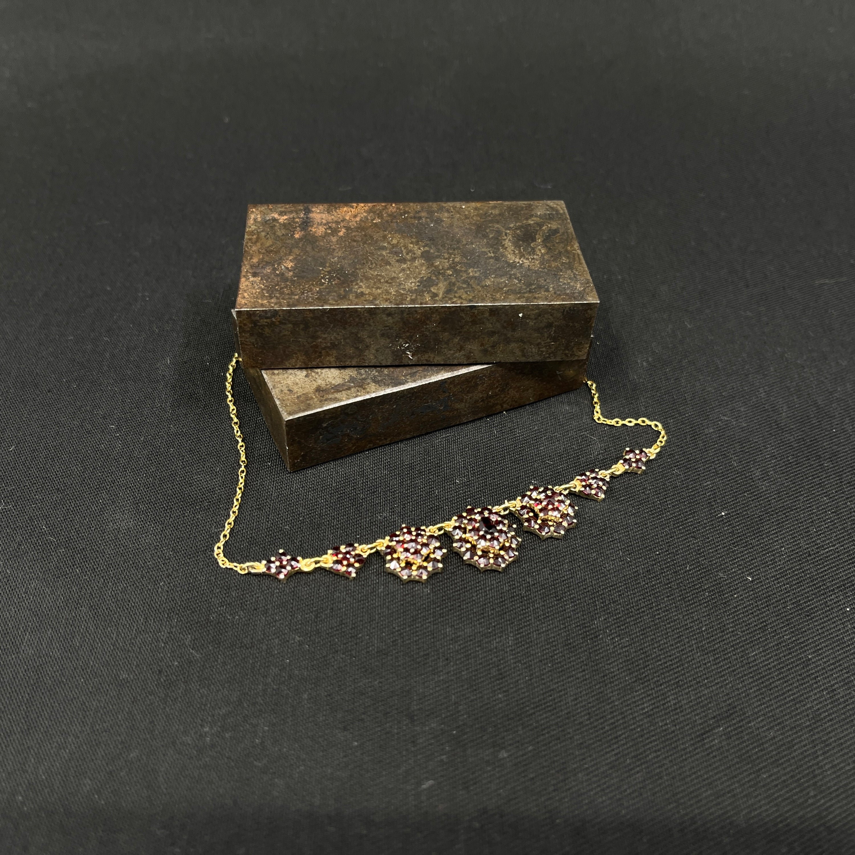 Necklace with garnets, 7 links
